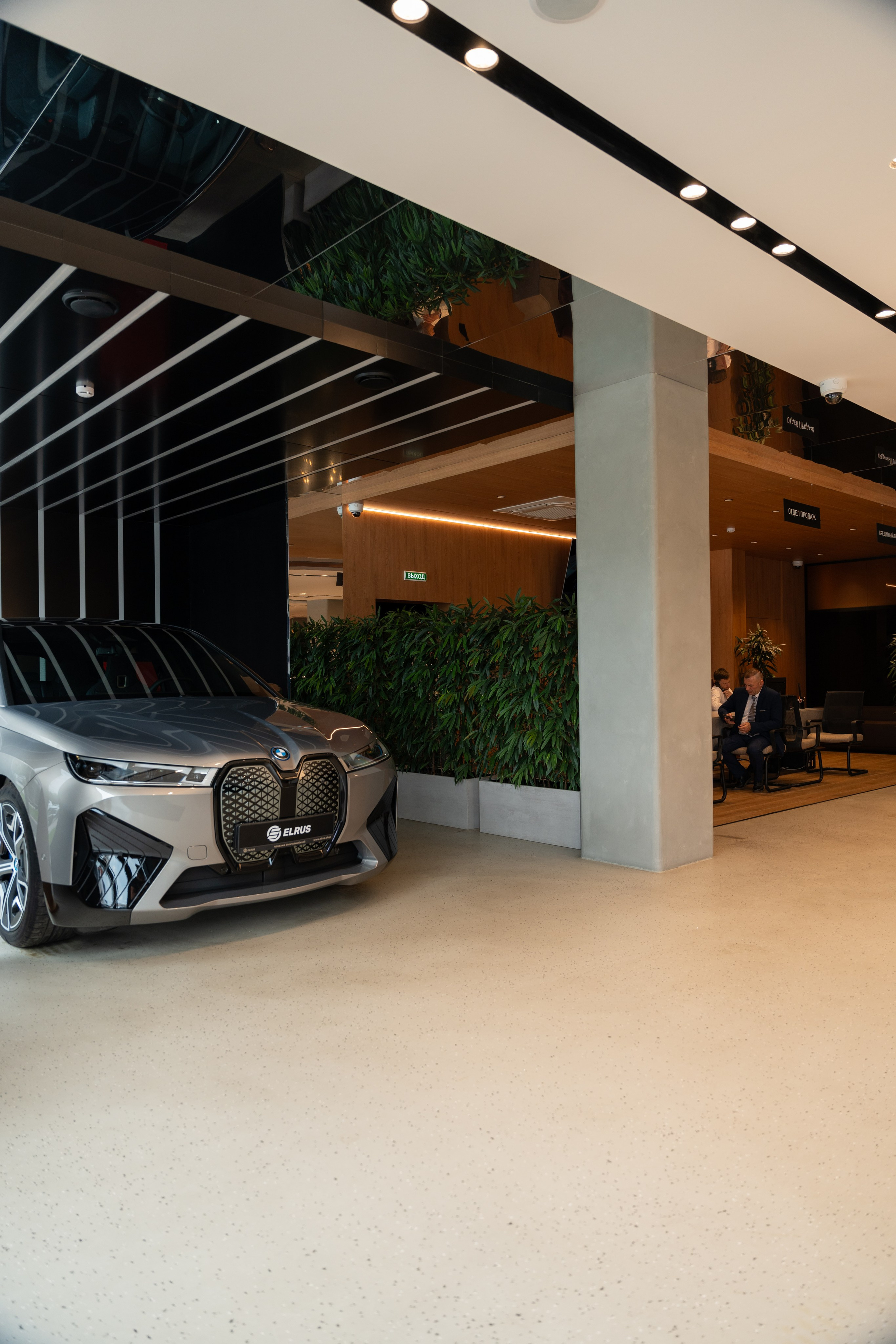 Интерьерная фотосъемка автосалона Elrus в Краснодаре. Zeekr, LiXiang Профессиональная фотосъемка интерьера премиум-автосалона в Краснодаре. Шедевры для Вас! Фотограф и Видеограф в Краснодаре Пахиев Руслан