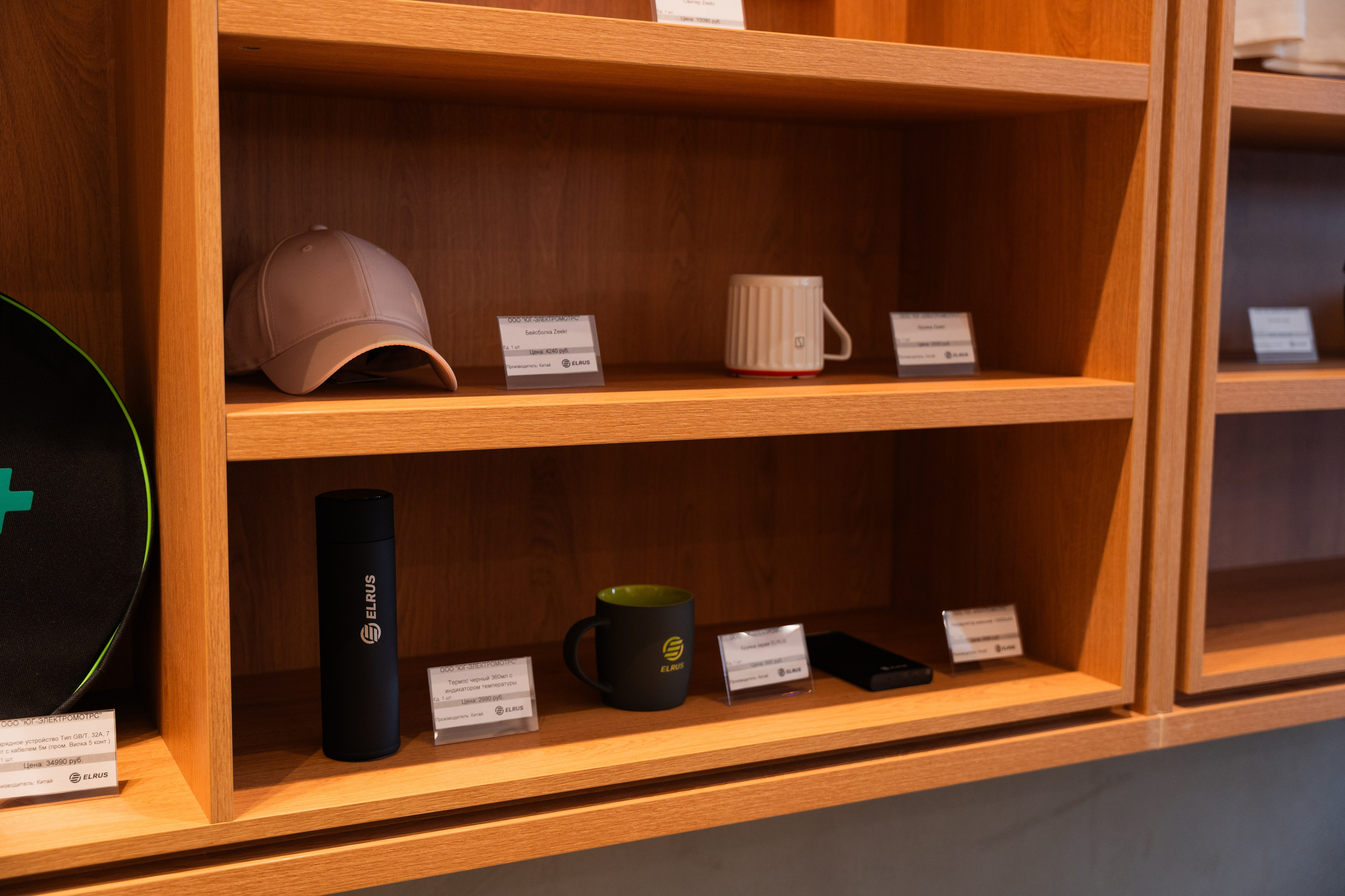 Интерьерная фотосъемка автосалона Elrus в Краснодаре. Zeekr, LiXiang Профессиональная фотосъемка интерьера премиум-автосалона в Краснодаре. Шедевры для Вас! Фотограф и Видеограф в Краснодаре Пахиев Руслан