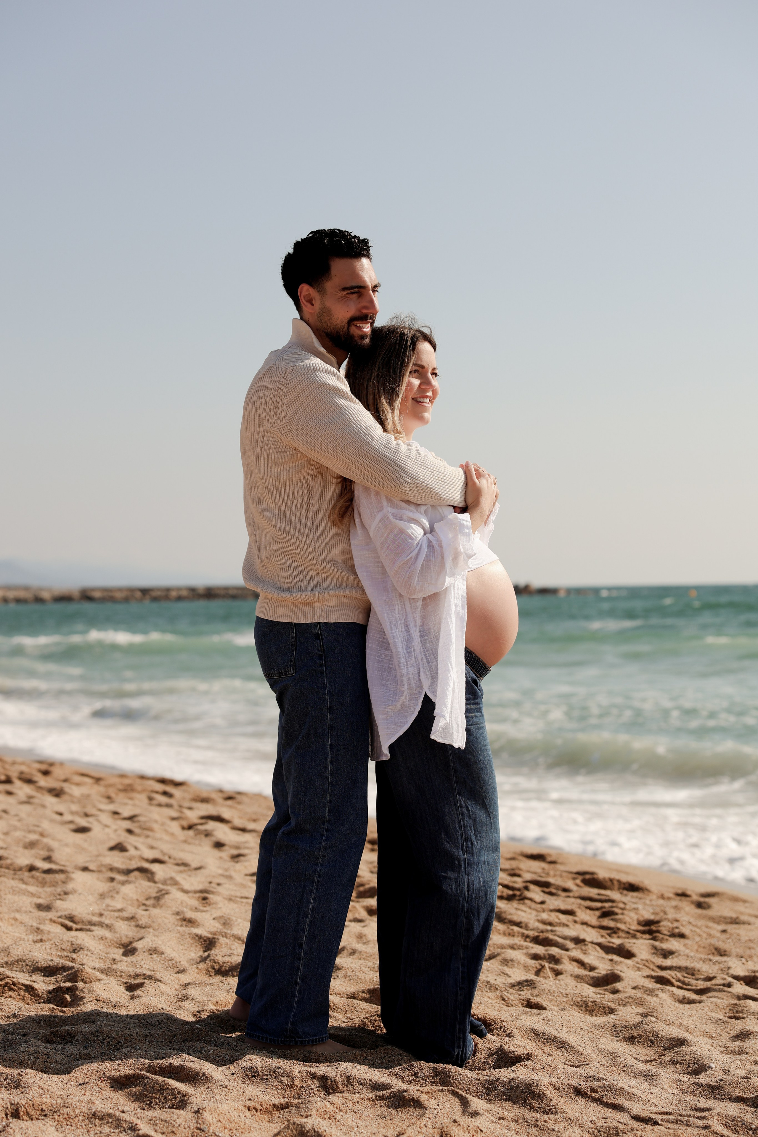 Sunny morning at the sea. Natalia Zhuravleva|family, newborn, maternity photographer in Barcelona