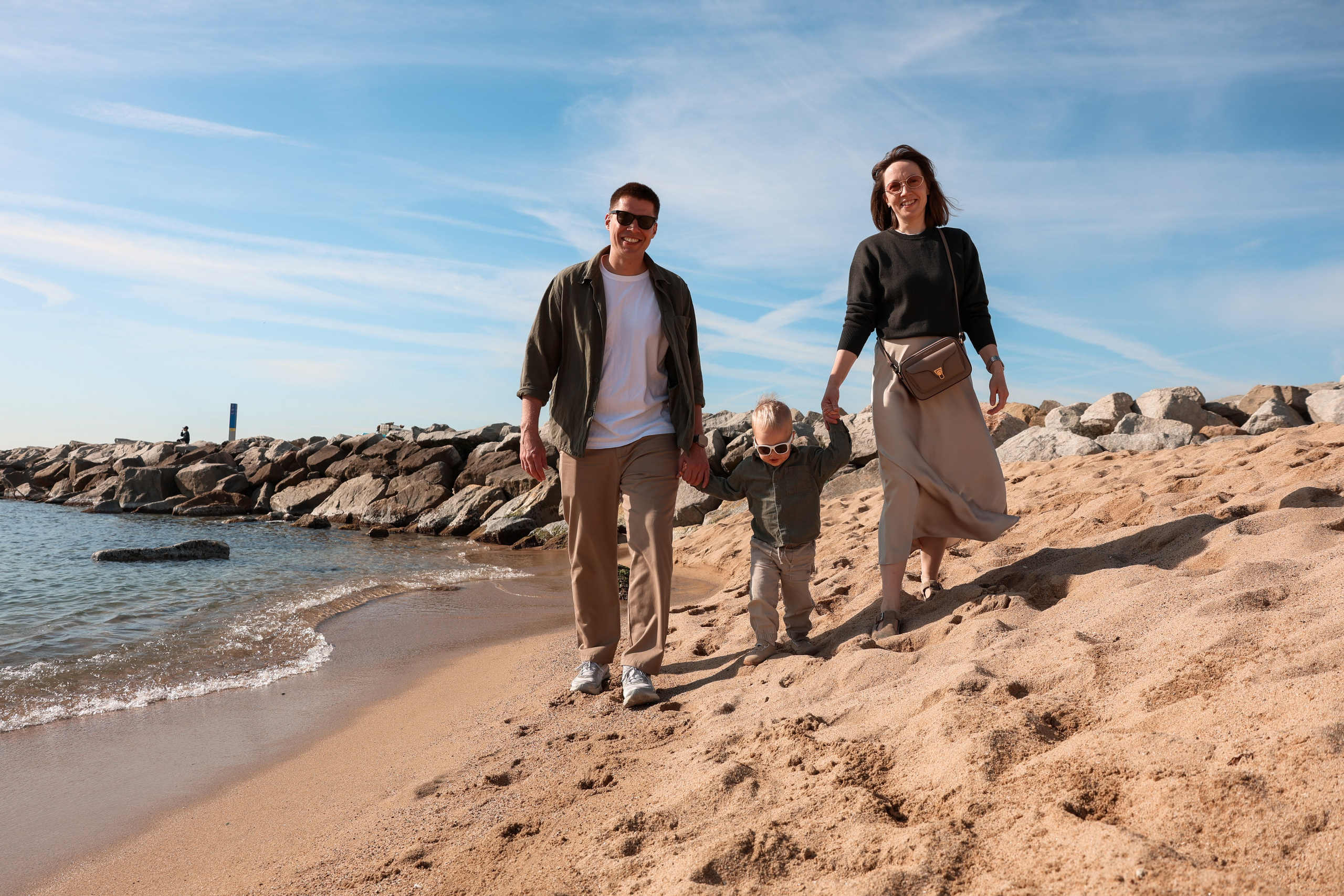 Seashore with a toddler. Natalia Zhuravleva|family, newborn, maternity photographer in Barcelona