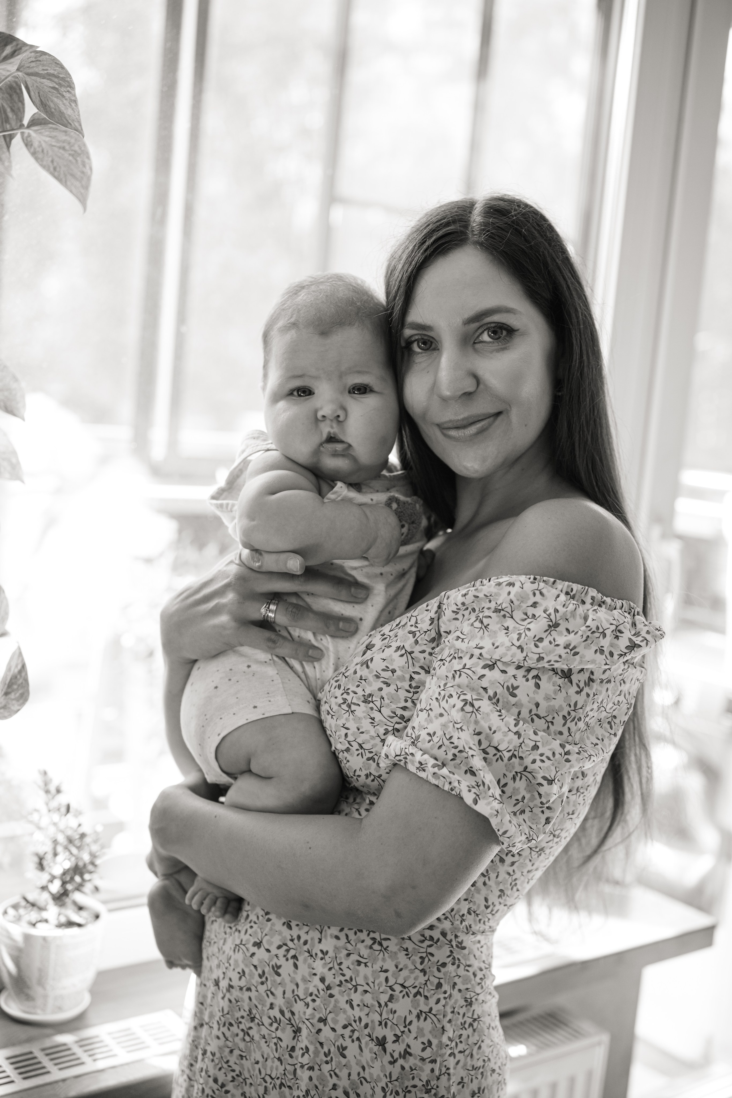 Алиса дома с мамой, братом и котом. Семейный детский ньюборн фотограф в Москве Марта Петрова