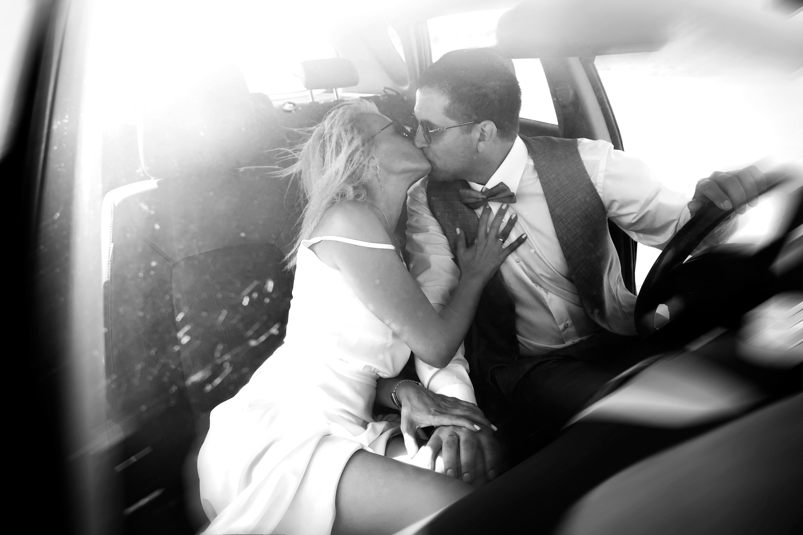Черно белый портрет жениха и невесты в машине на передних сиденьях
