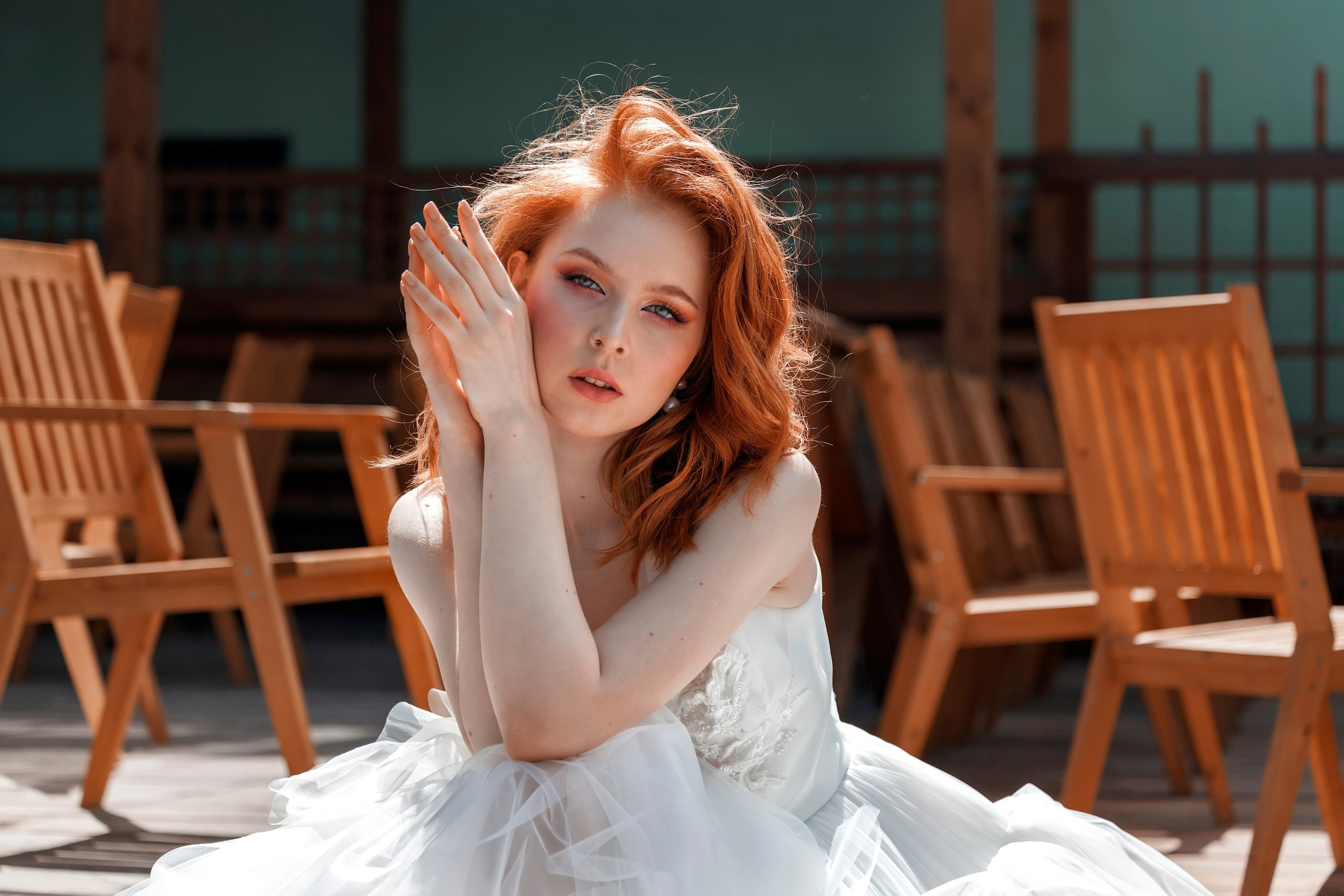 Девушка с рыжими волосами в свадебном платье в городской локации - фотограф Янкаускене Наталья