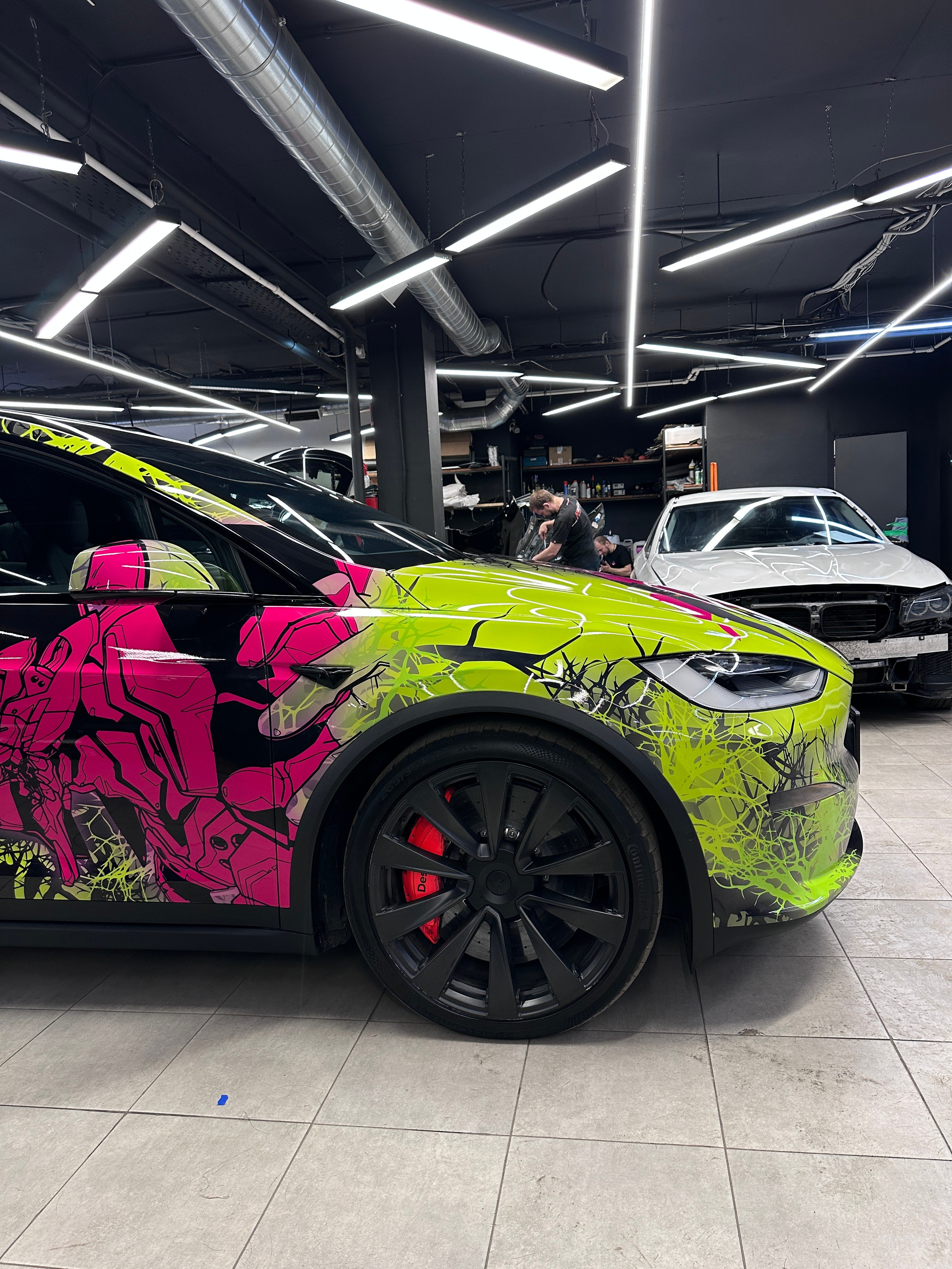 Винилография на Tesla Model S Plaid. Студия дизайна и оклейки авто Barmaley Design