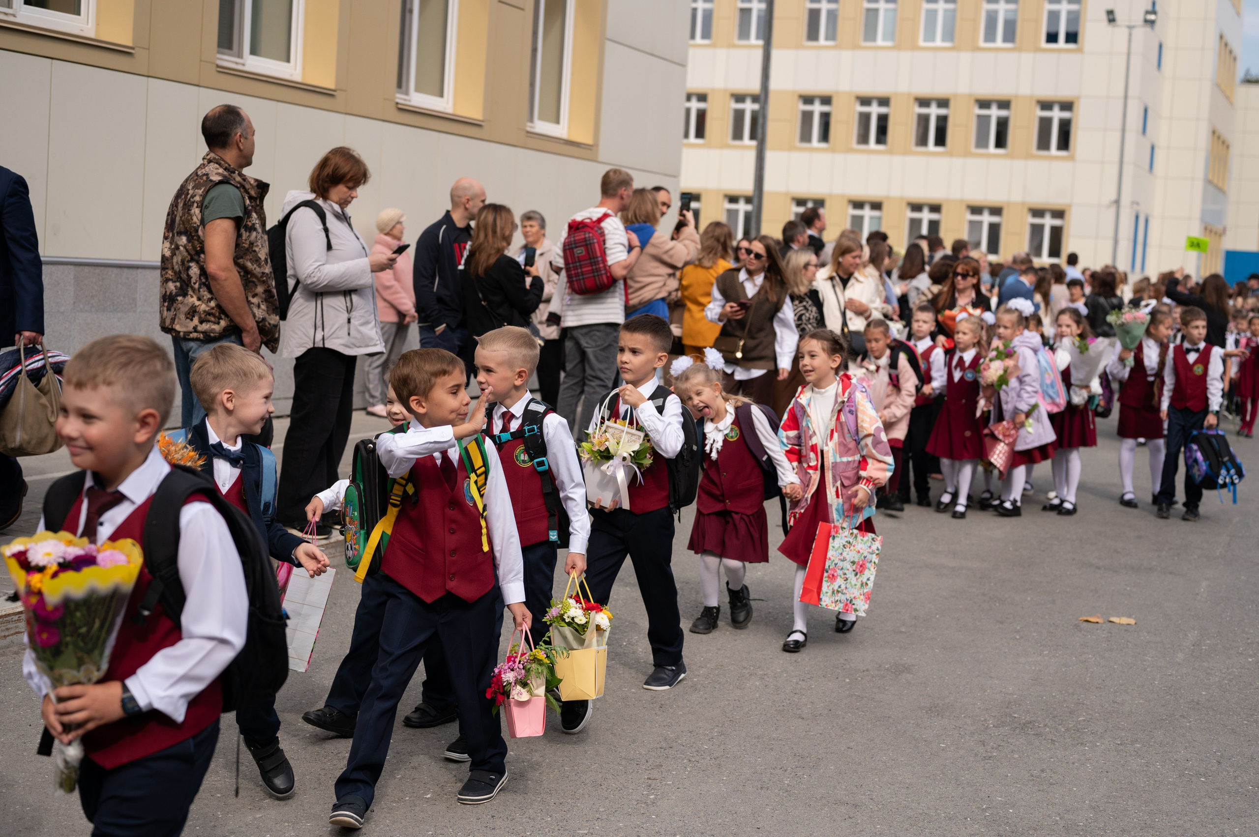 1 сентября 16 гимназия 2 класс (линейка + в классе+ на улице). Фотограф новорожденных, семейный детский в Тюмени Татьяна Морозова
