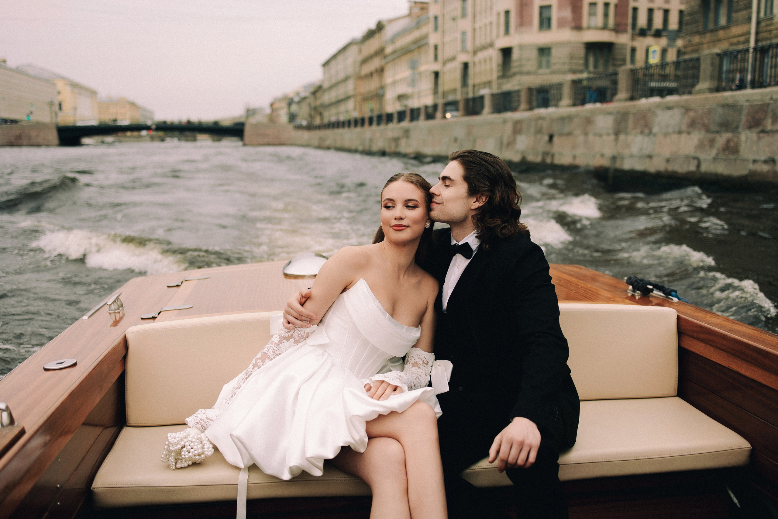 На катере. ФОТОГРАФ РОЗА ФИЛИНА СПб I МОСКВА