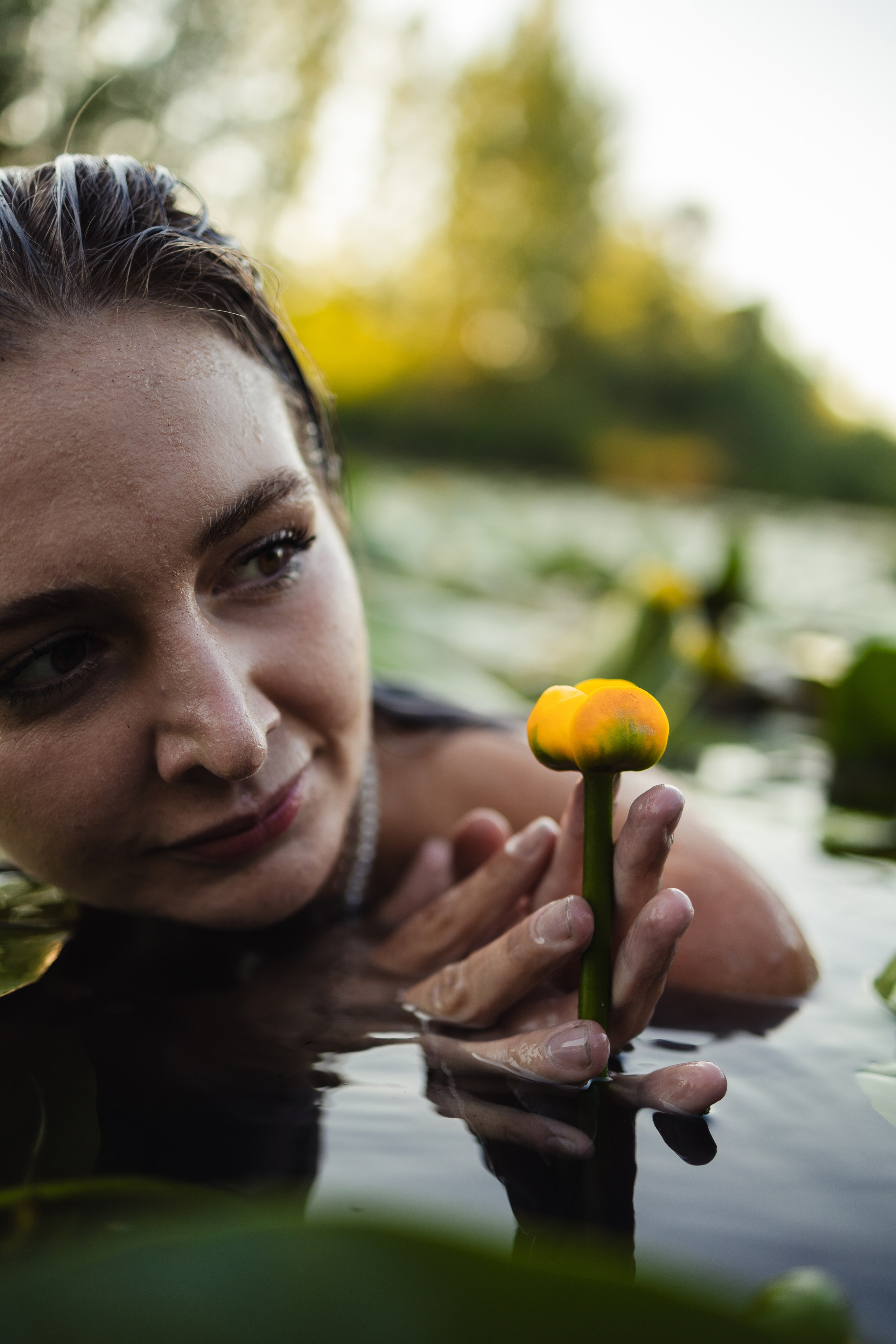 кувшинки женская фотосессия женственность река болото тайна закат русалка нимфа