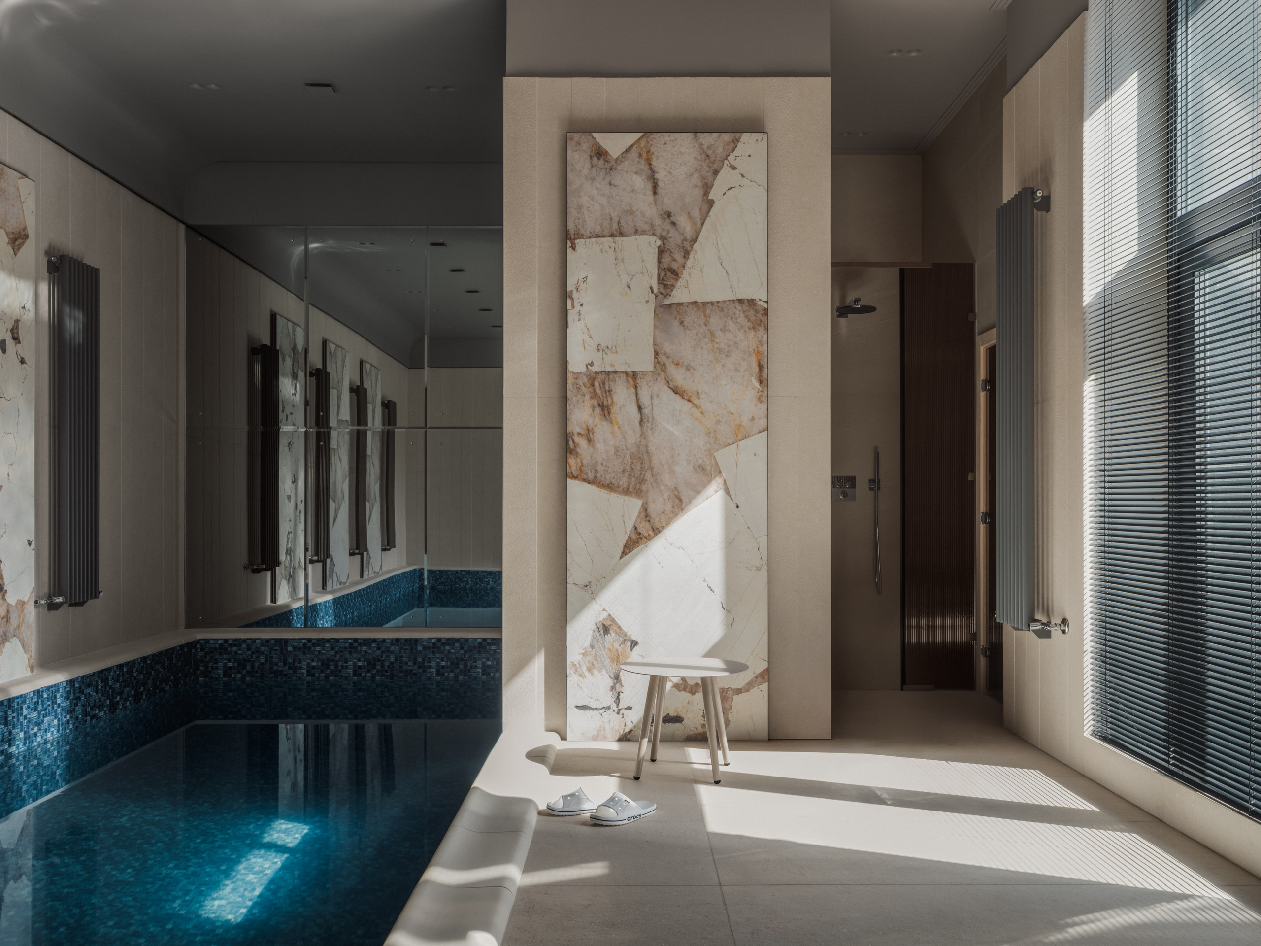 Интерьер бассейна в роскошном доме Vela Village с современной архитектурой и премиальными материалами