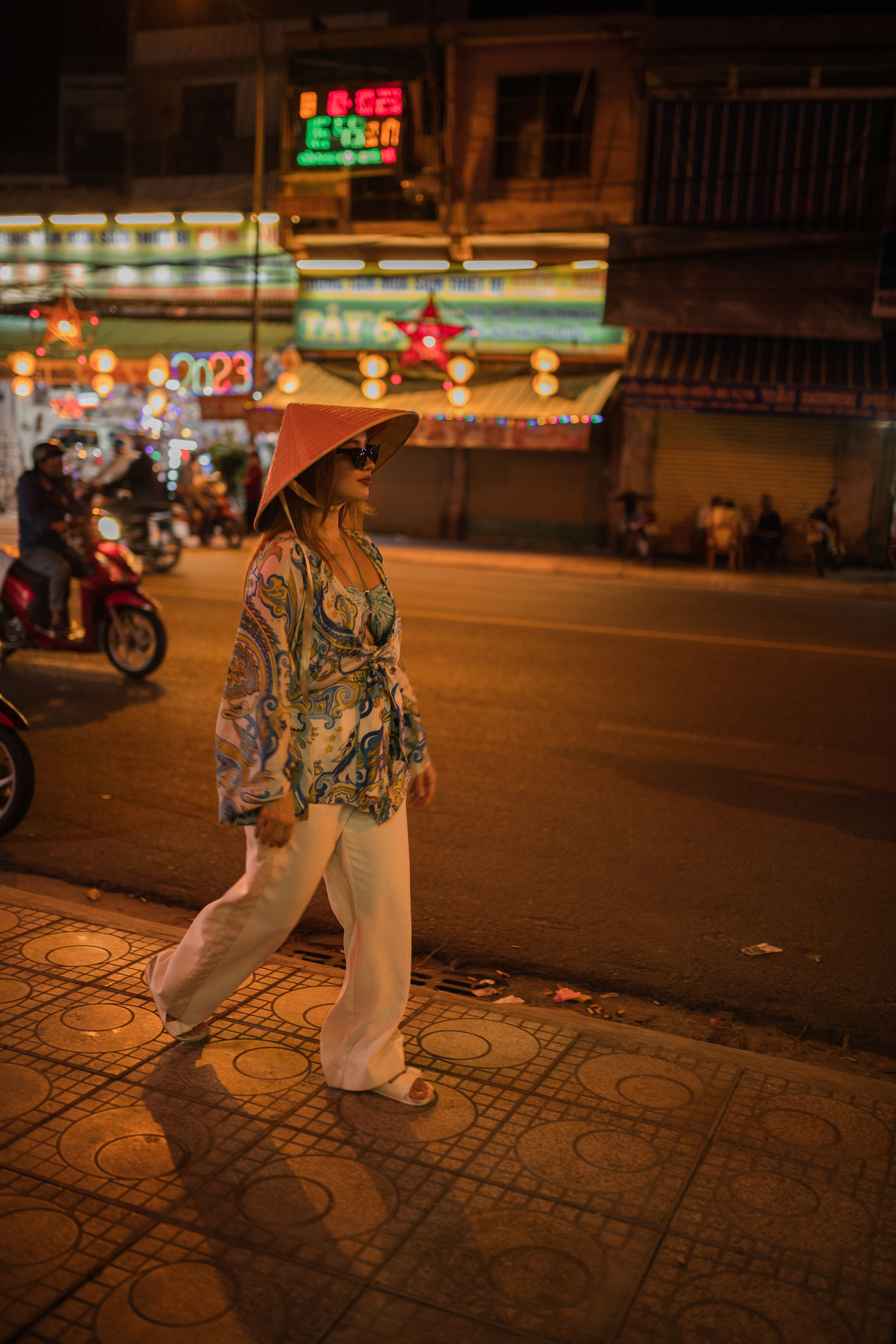 Елизавета на улицах Вьетнама. Главная