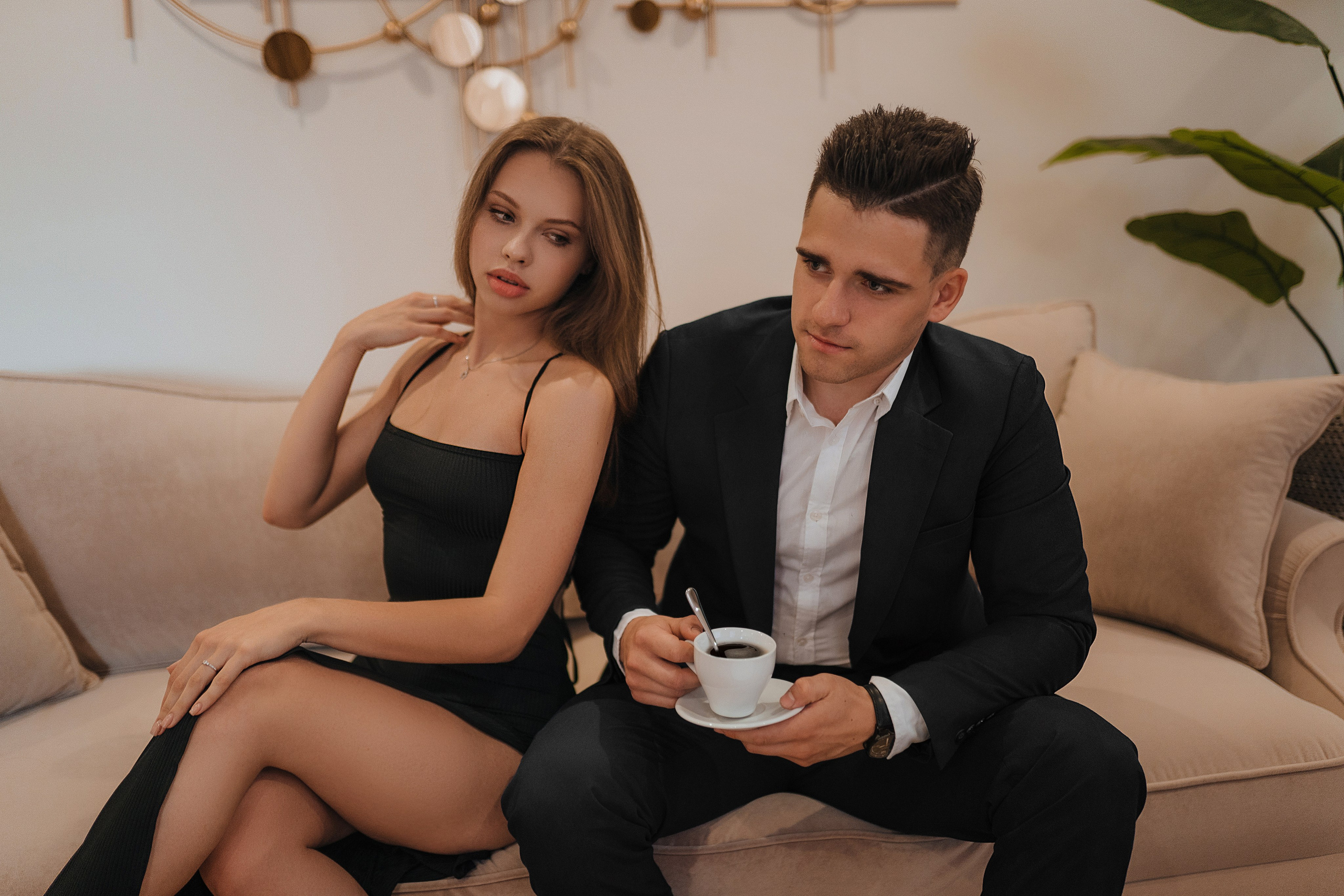 Романтическое фото пары в отеле с чашкой чая