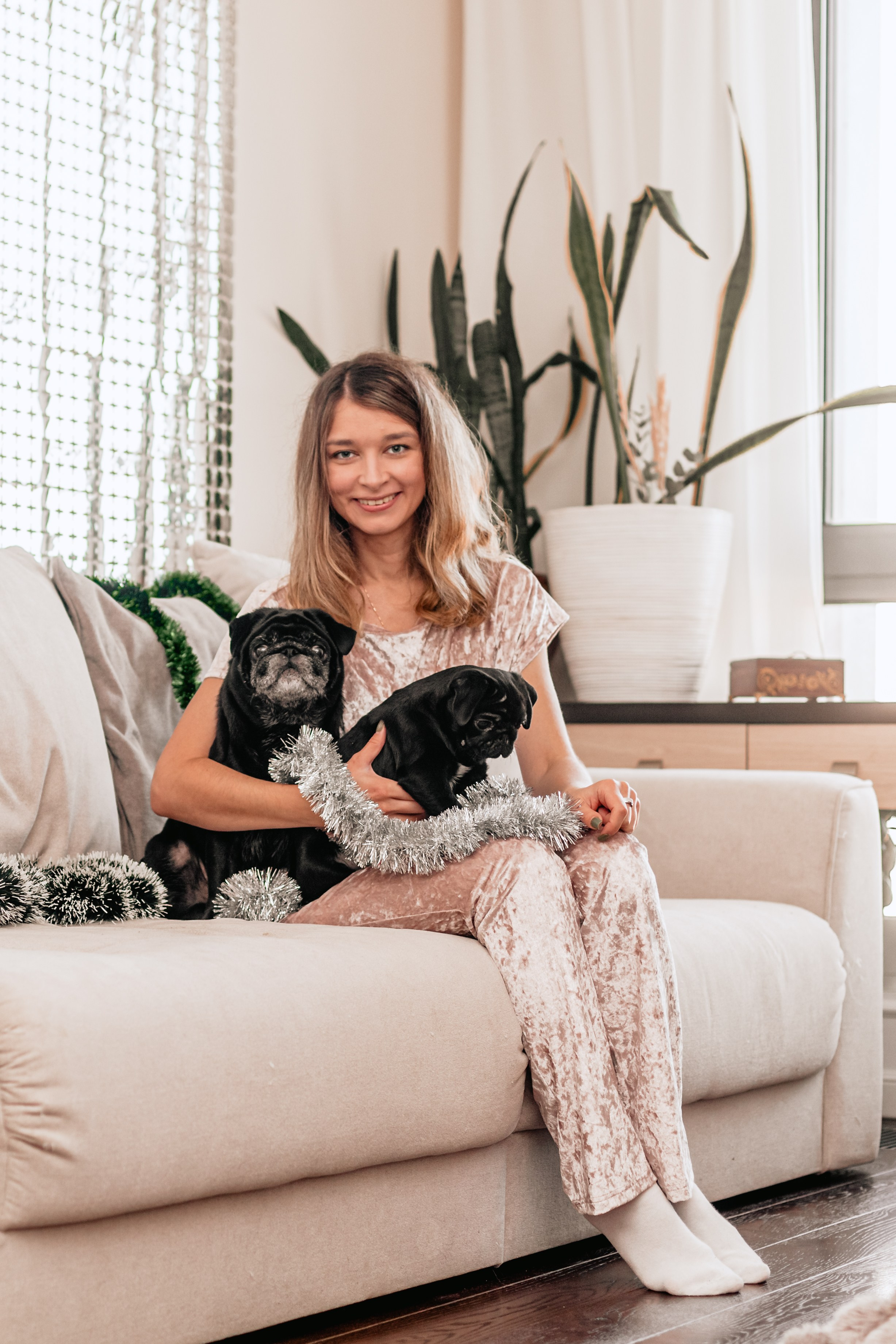 Домашняя фотосессия Оли и двух ее мопсов. Фотограф-анималист Татьяна Степанова