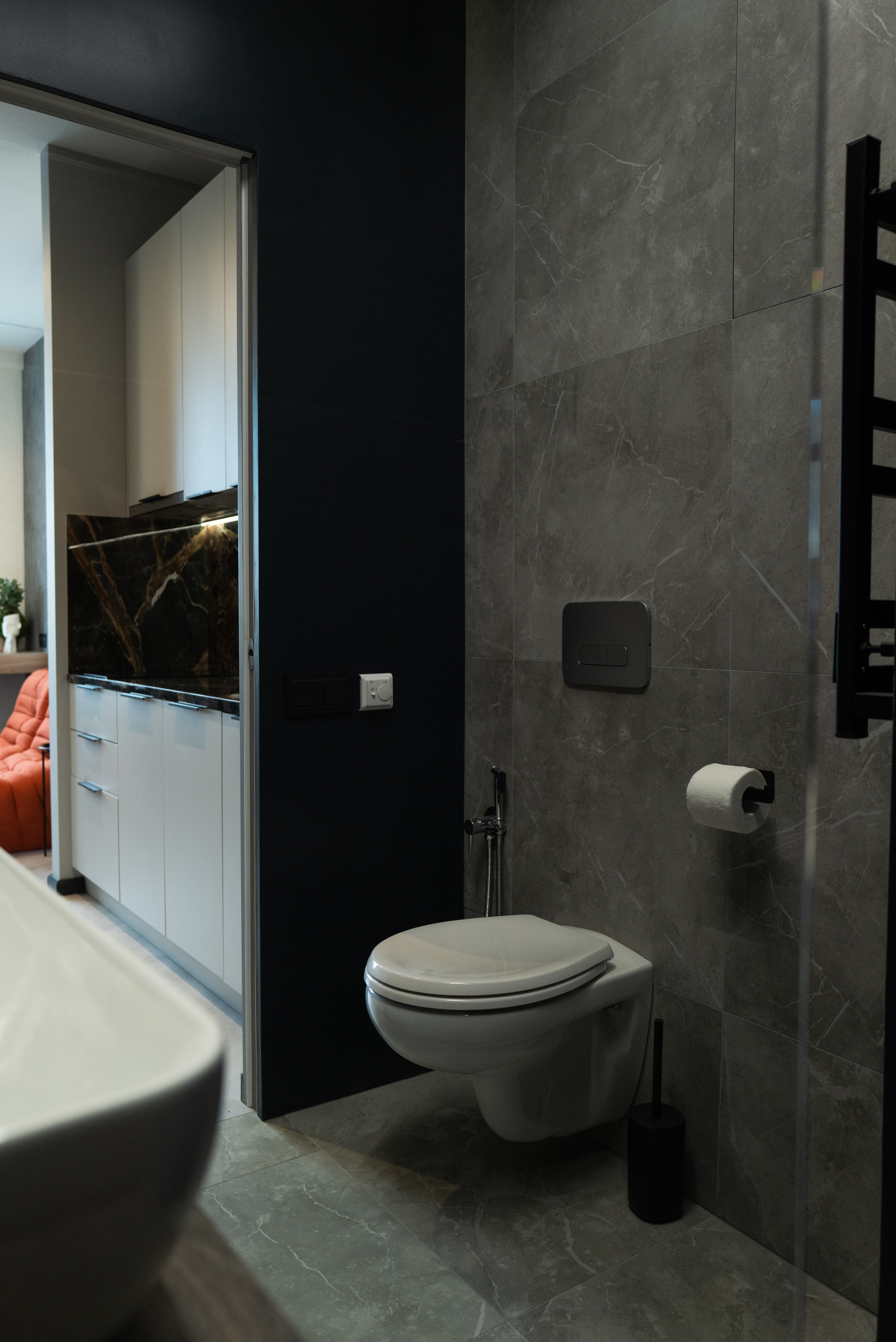 Черный санузел, темная ванная, ванная с черной плиткой