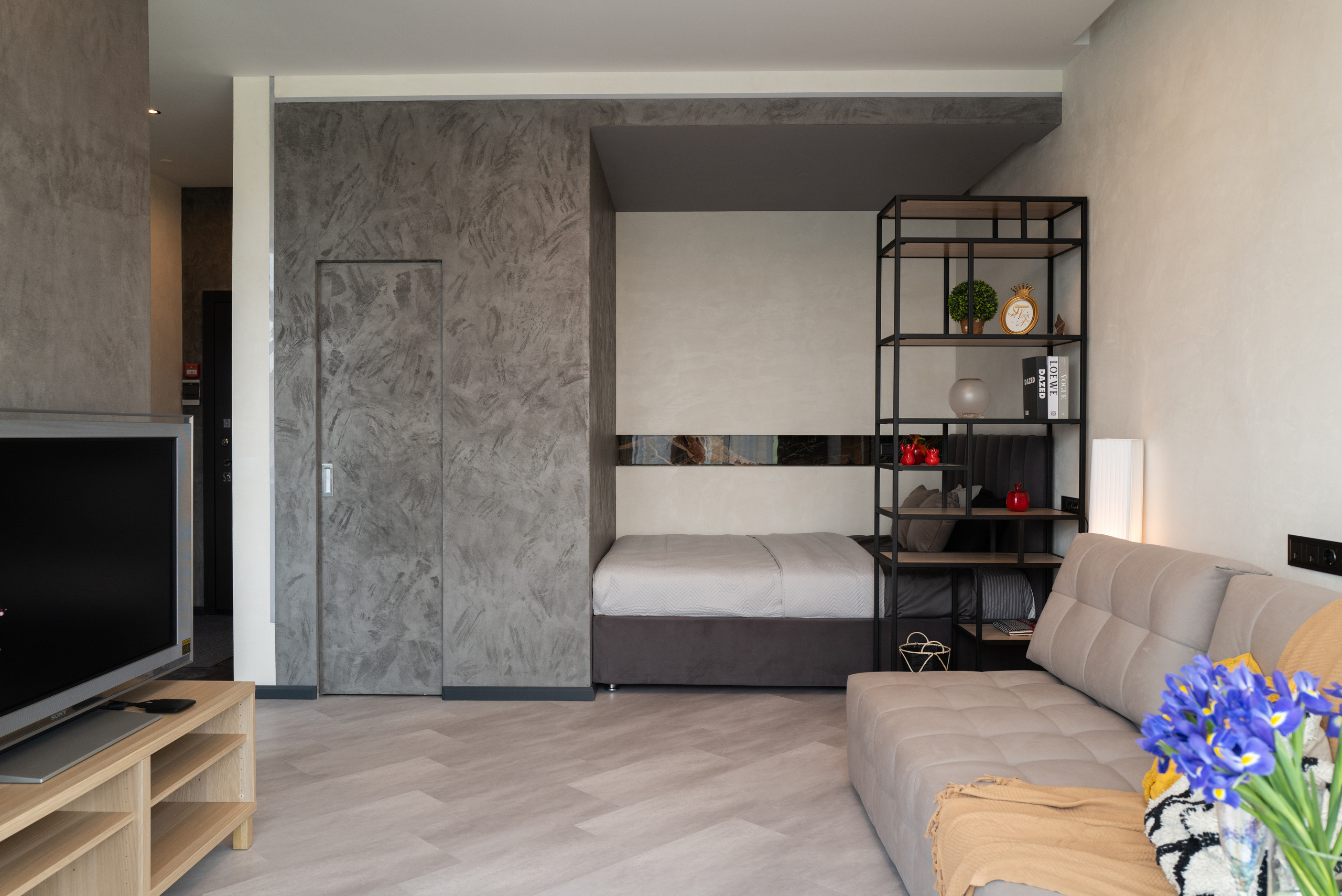 Интерьер гостиной, кровать в нише, современный интерьер, декоративная штукатурка в интерьере фото, спальня фото, гостиная фото