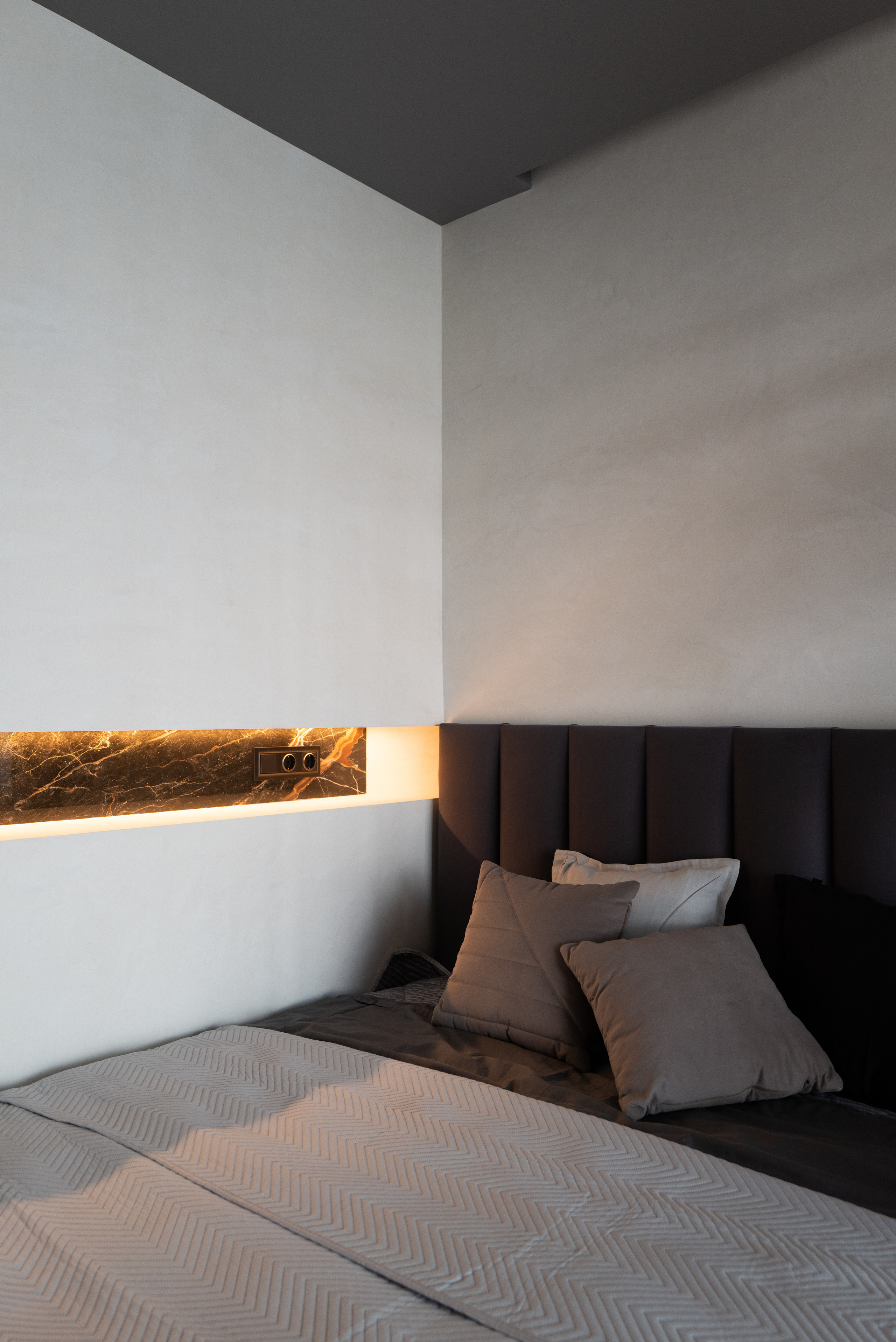 Спальня с подсветкой, кровать в нише, интерьер спальни