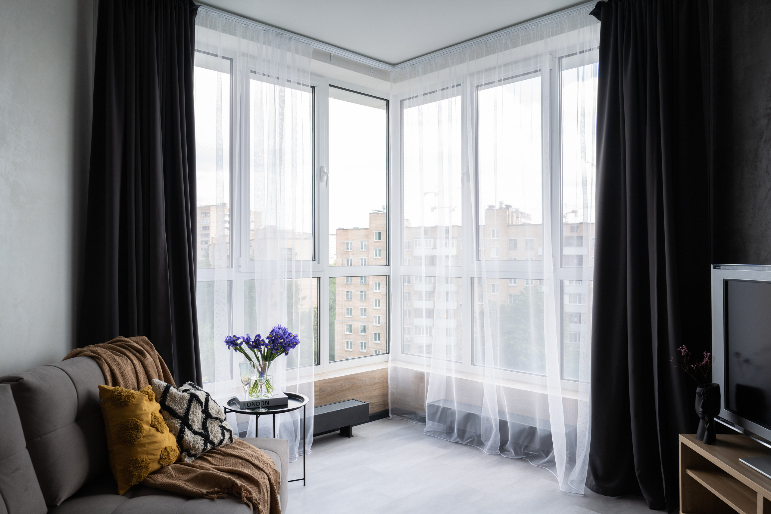 Гостиная с большим окном, интерьер с окном, интерьер в аренду