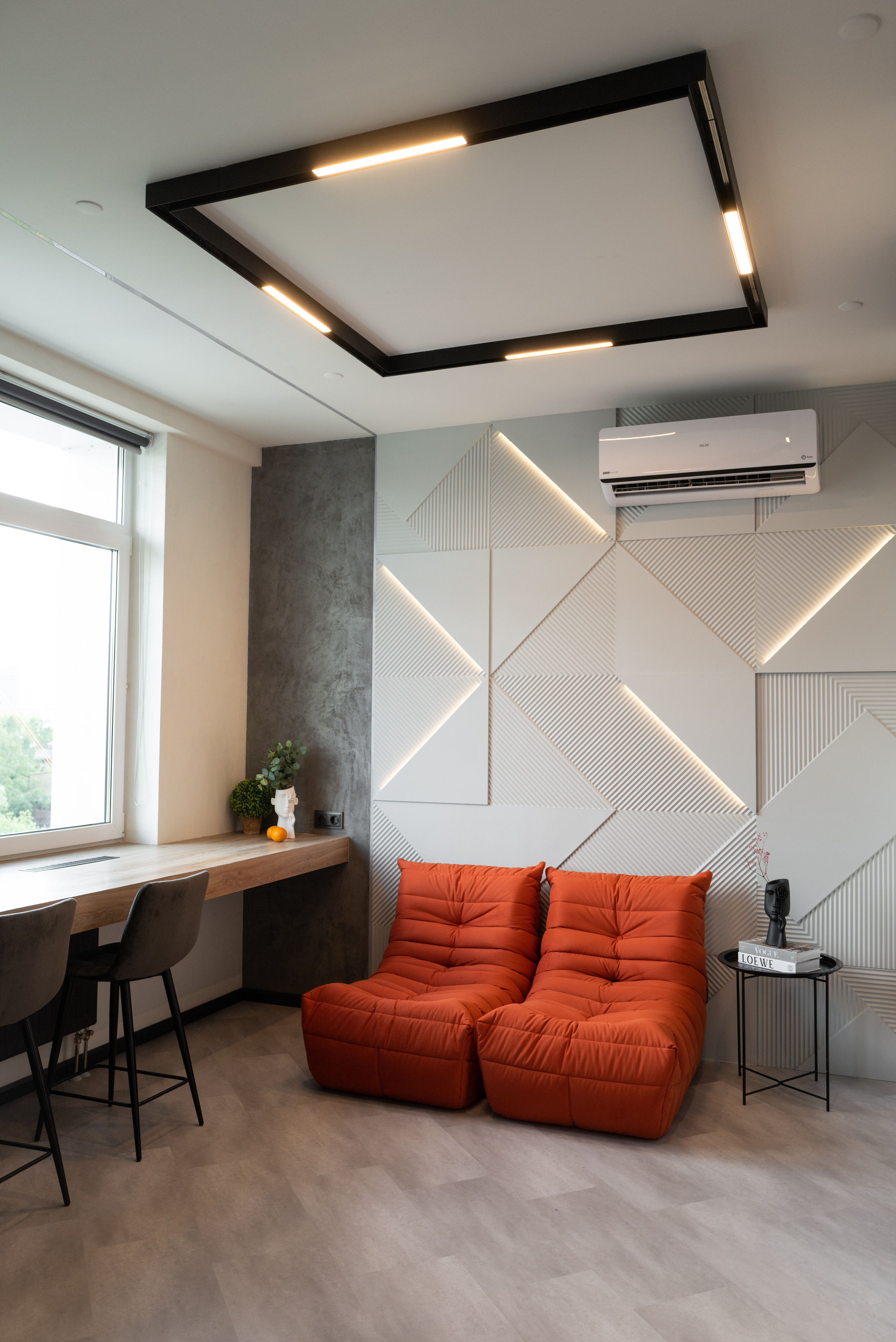 Трекинговые светильники, интерьер гостиной