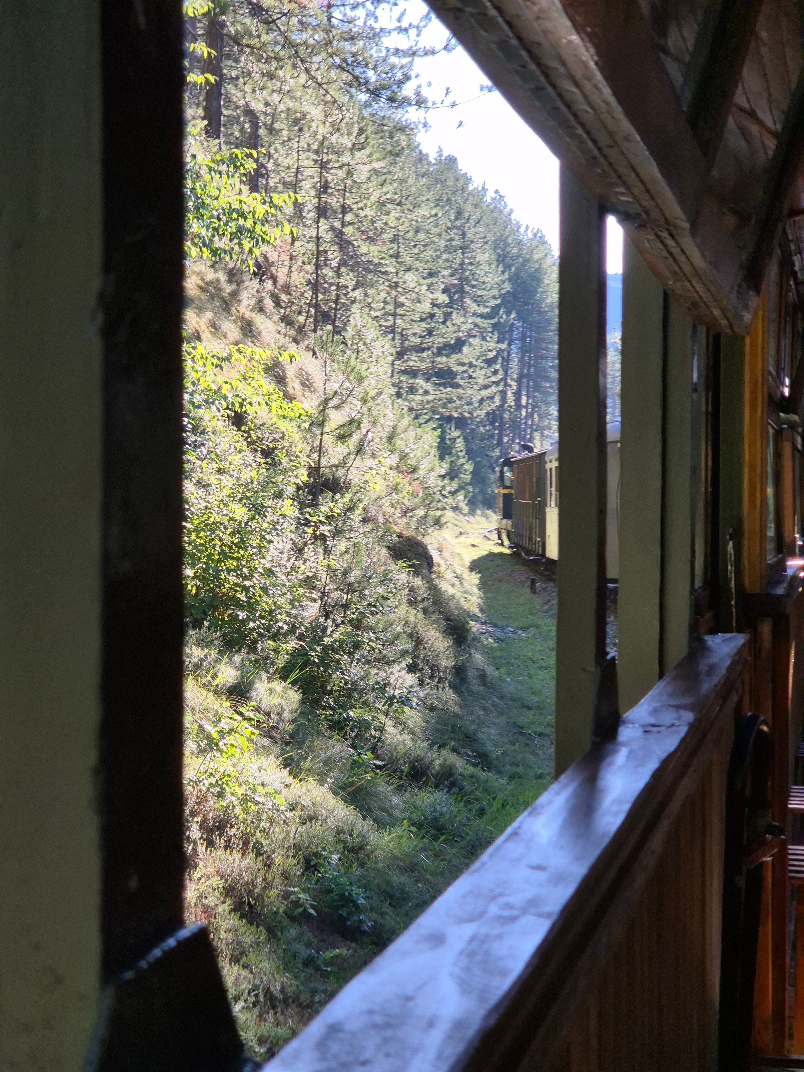 Железная дорога в горах, как в Норвегии, как в Швейцарии - постоянно извивается, взбирается в гору