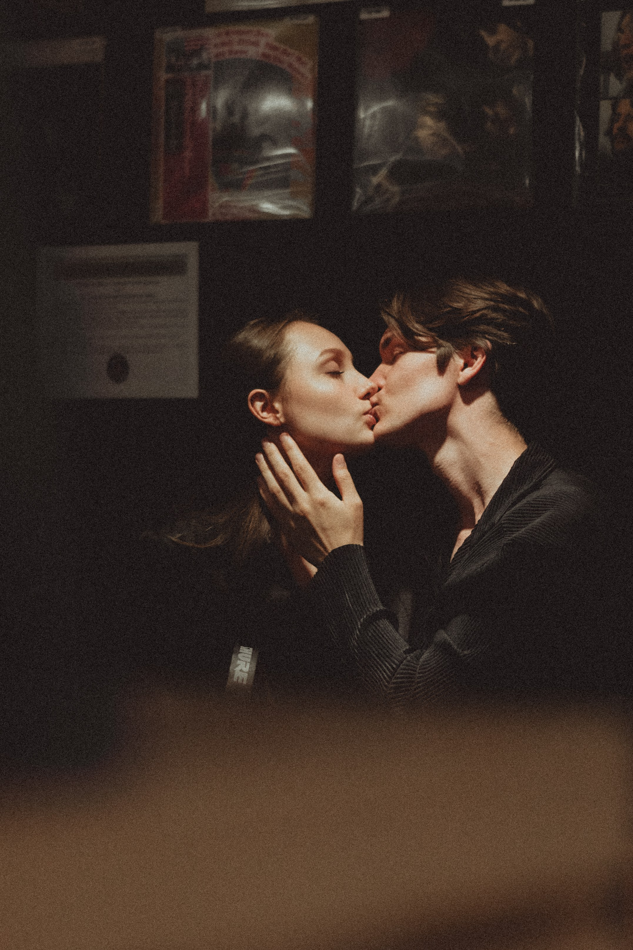 Парная ретро фотосессия в магазине с виниловыми пластинками