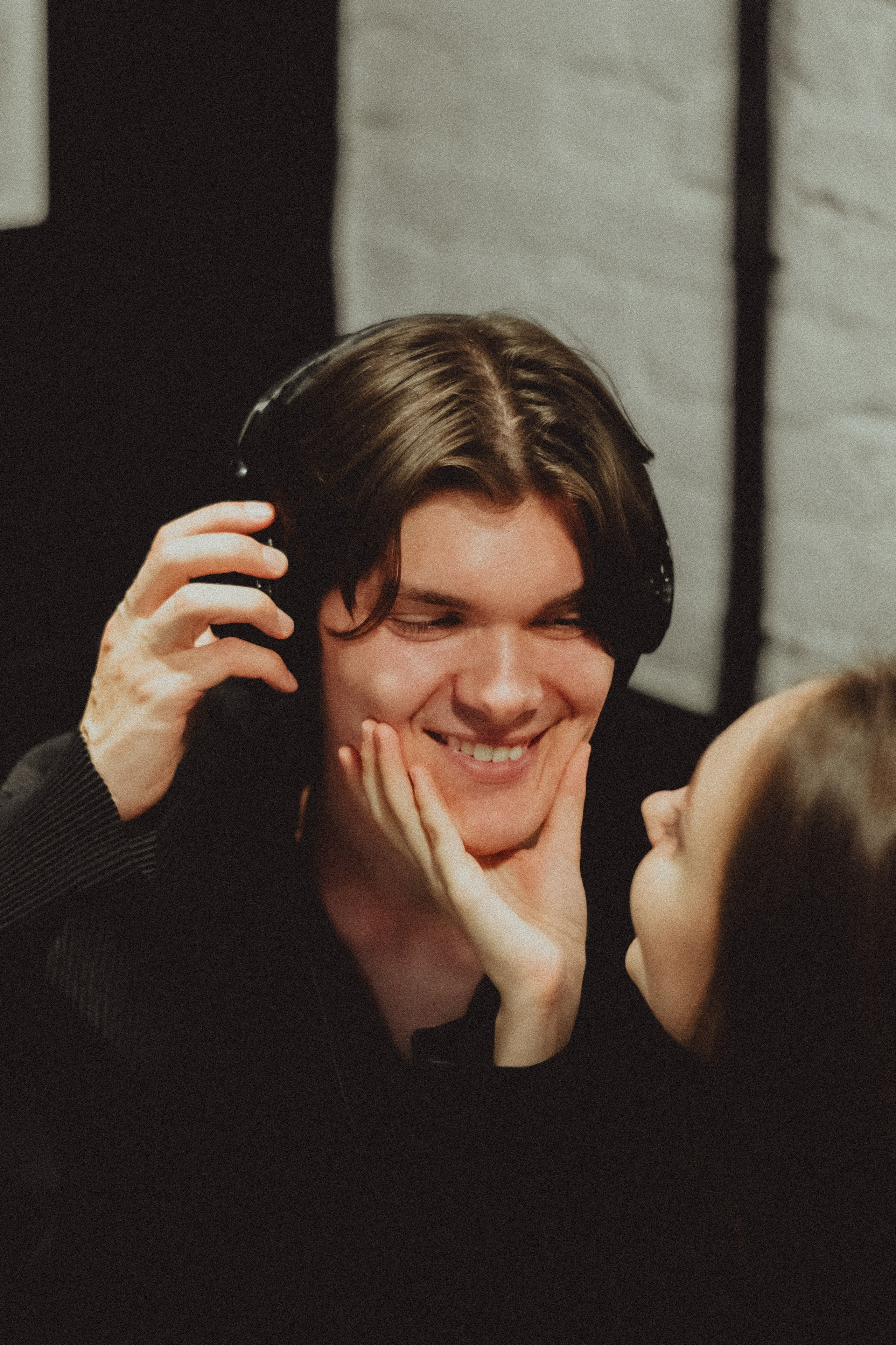 Парная ретро фотосессия в магазине с виниловыми пластинками