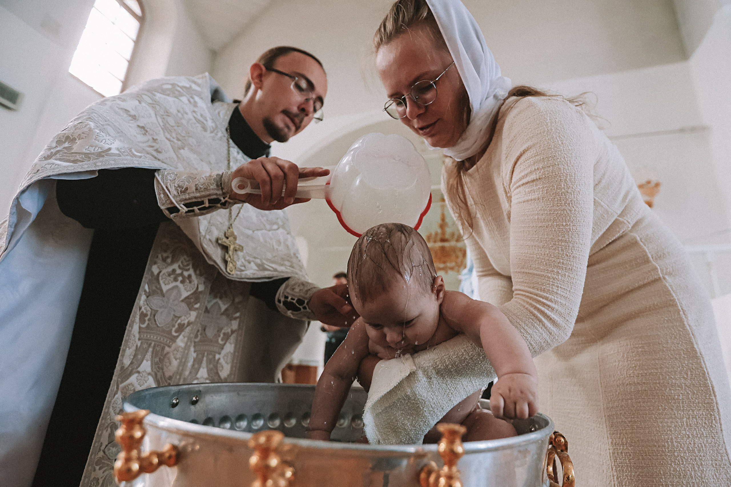Крещение церковь около моста влюбленных. Семейный фотограф Тюмень, фотограф на роды Салмина Мария