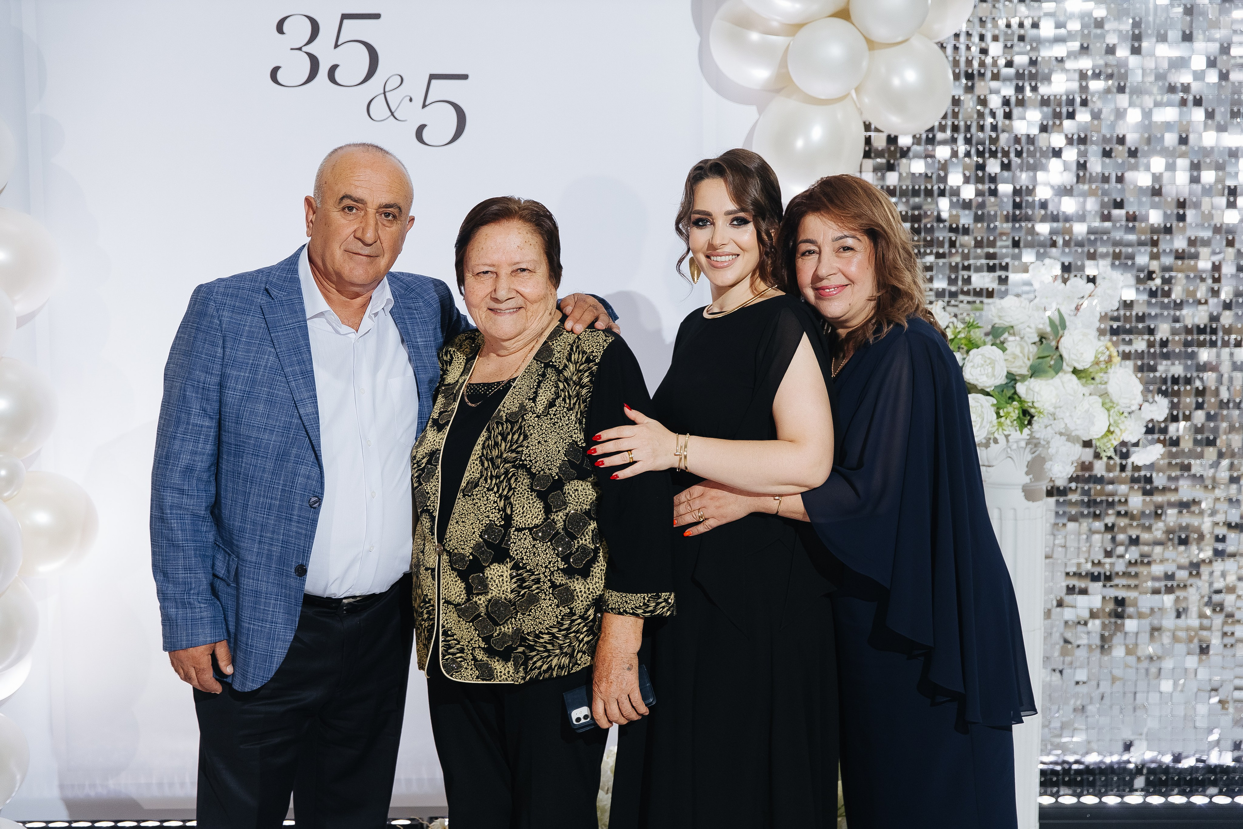 Ани и Назели. 35&5 День рождения, «Янтарь». Фотограф в Красноярске Надежда Воскресенская