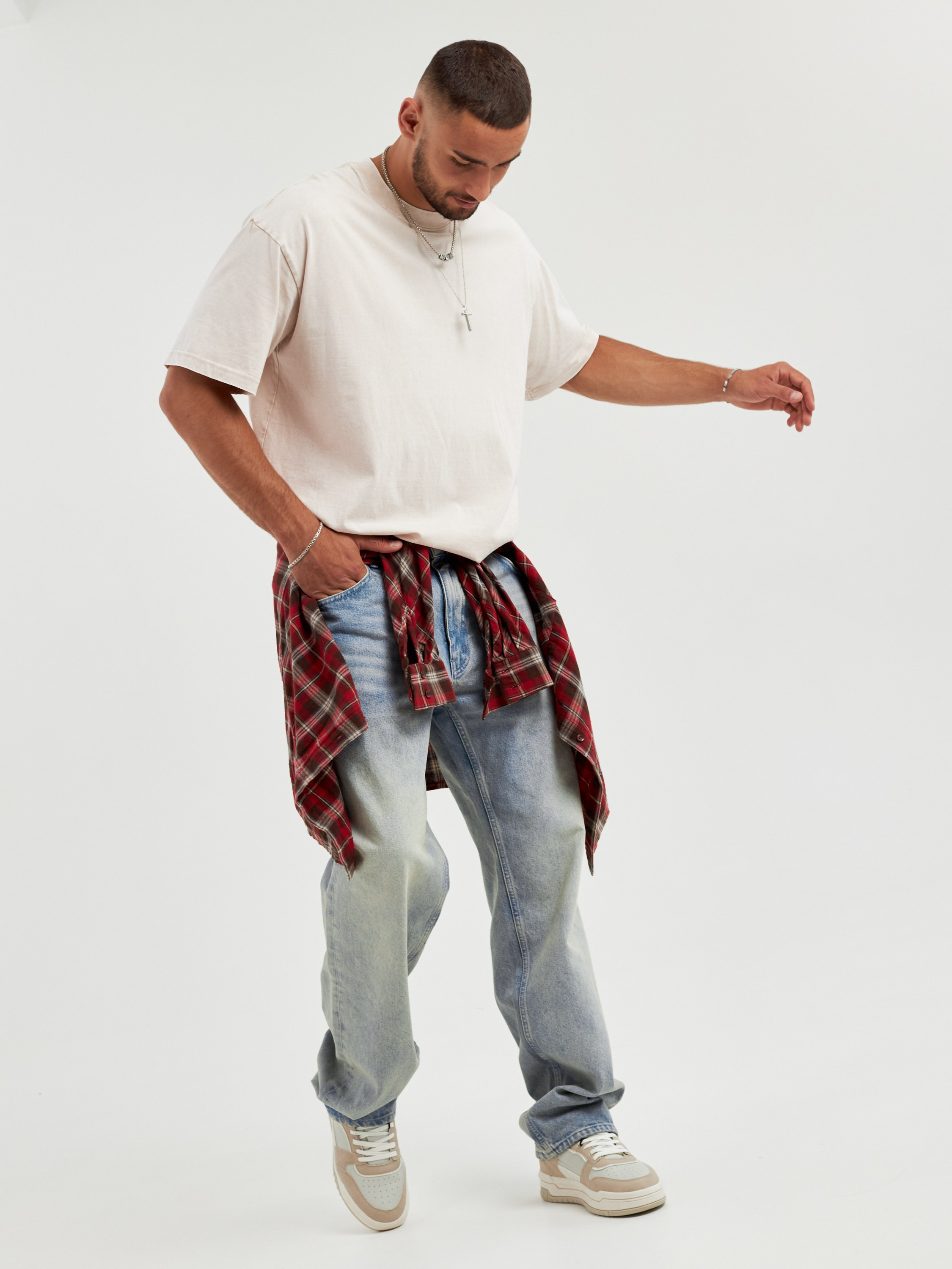 Фотосъемка футболок варенок Екатеринбург Wildberries ВБ Ozon Озон фотосессия одежды Екб заказать цена фотосъемка товара WB тай дай Екб. Фотограф Екатеринбург Анастасия Жерновская | Маркетплейсы и нейрофото