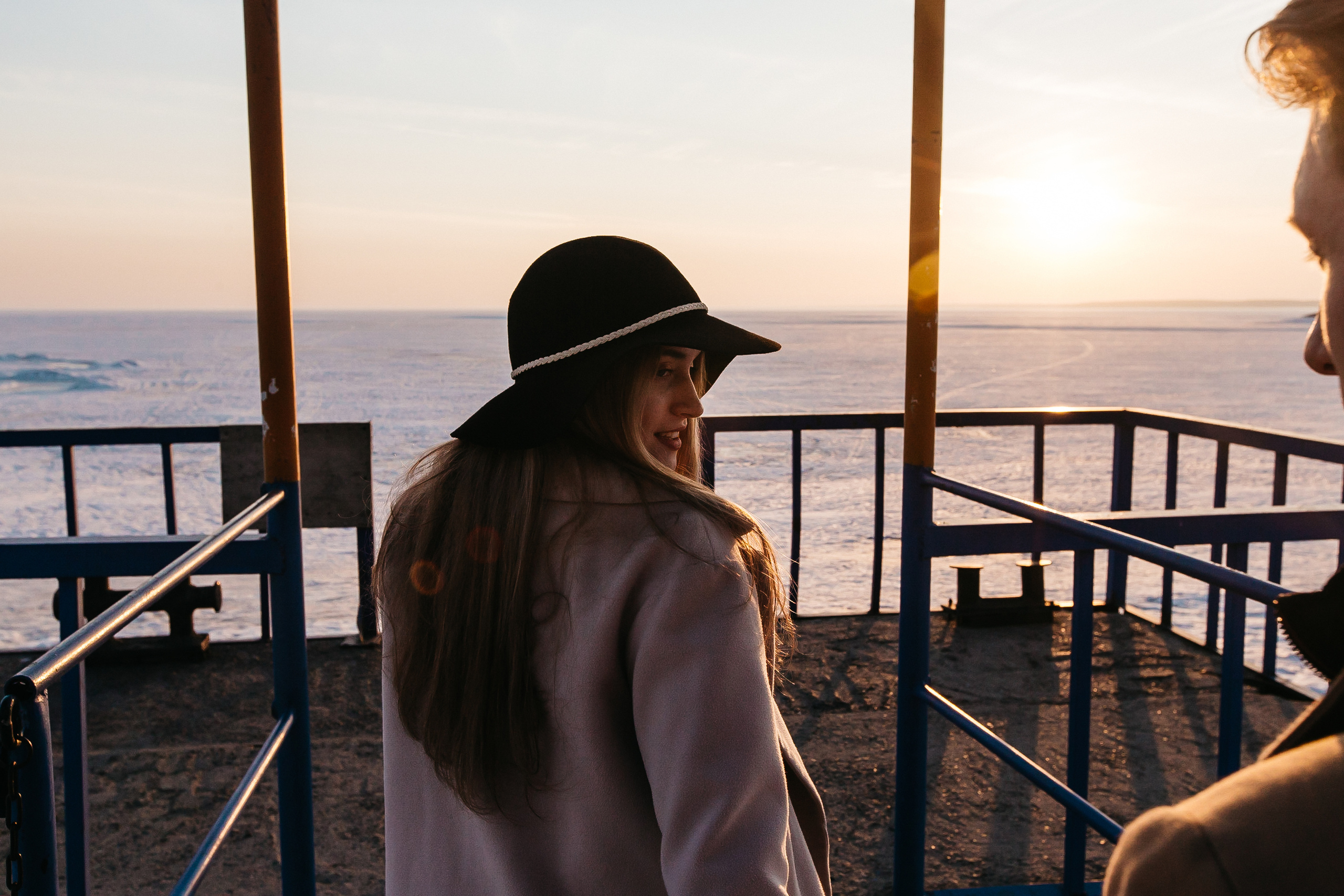 С Солнцем я прощаюсь на закате…а оно в улыбке расплылось))). Душевный фотограф Ваших самых ярких событий Марина Погребняк