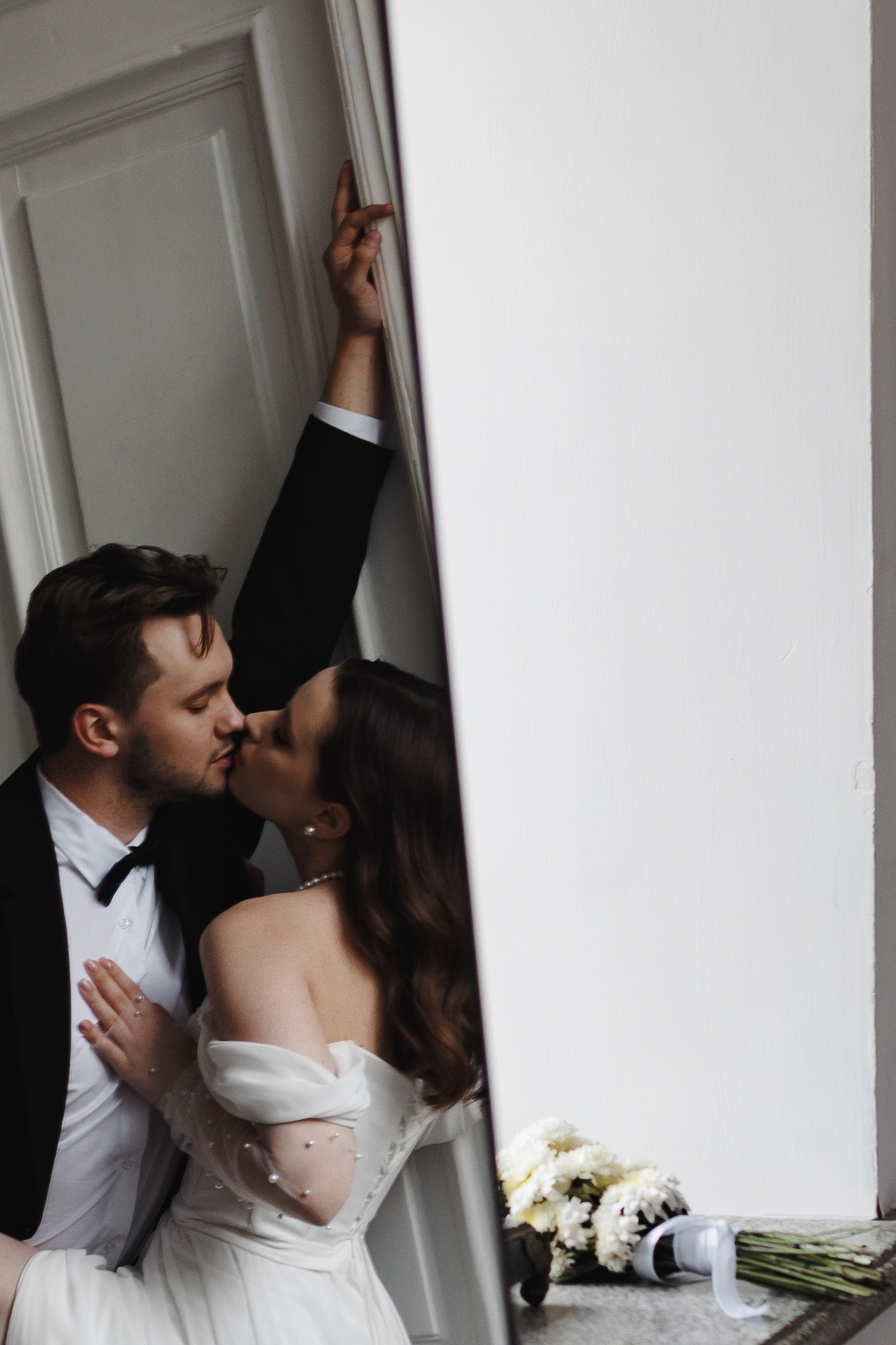 Свадебная фотосессия в квартире-студии. Свадебный фотограф в Москве Мария Крош