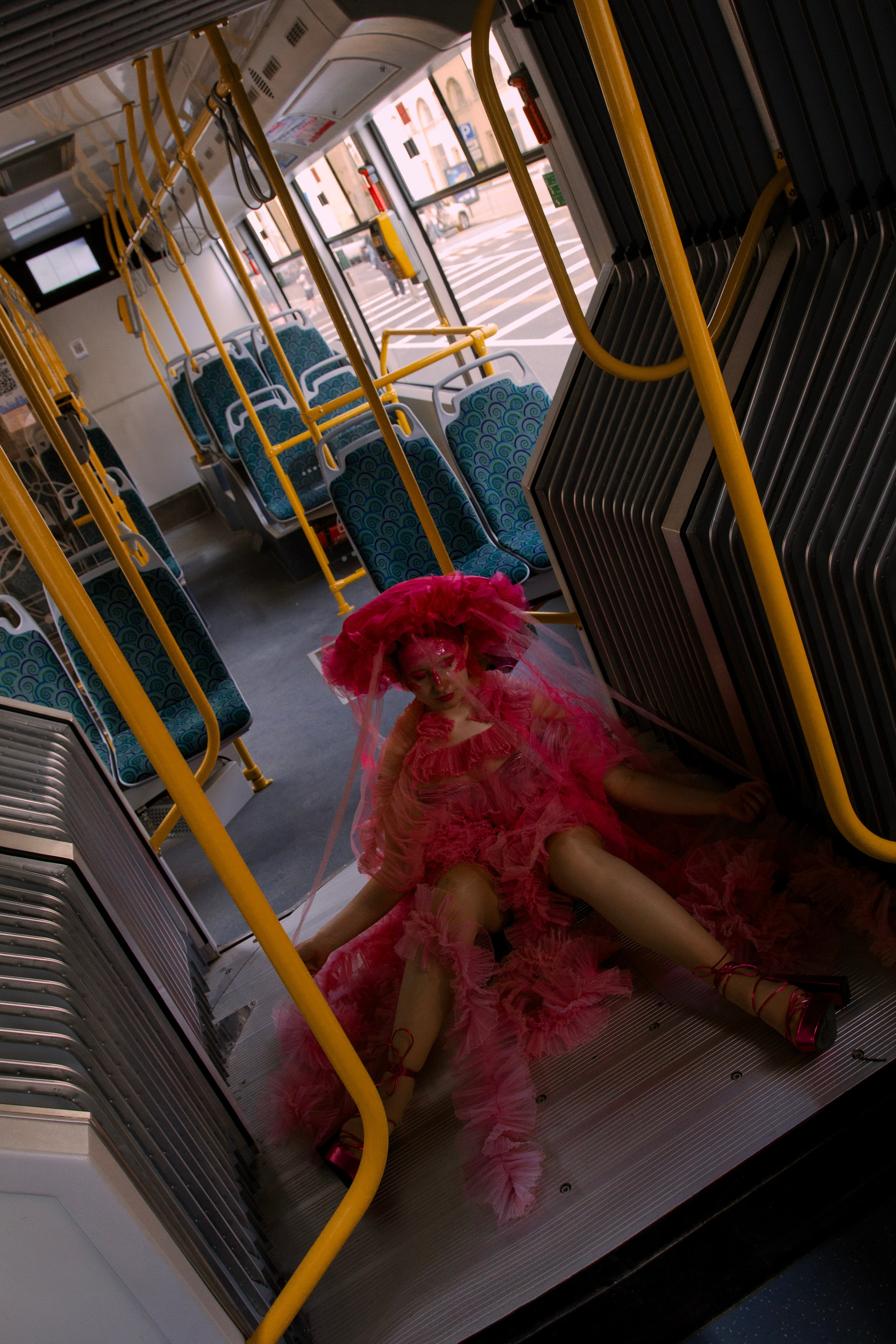 Яркая медуза врывается в май