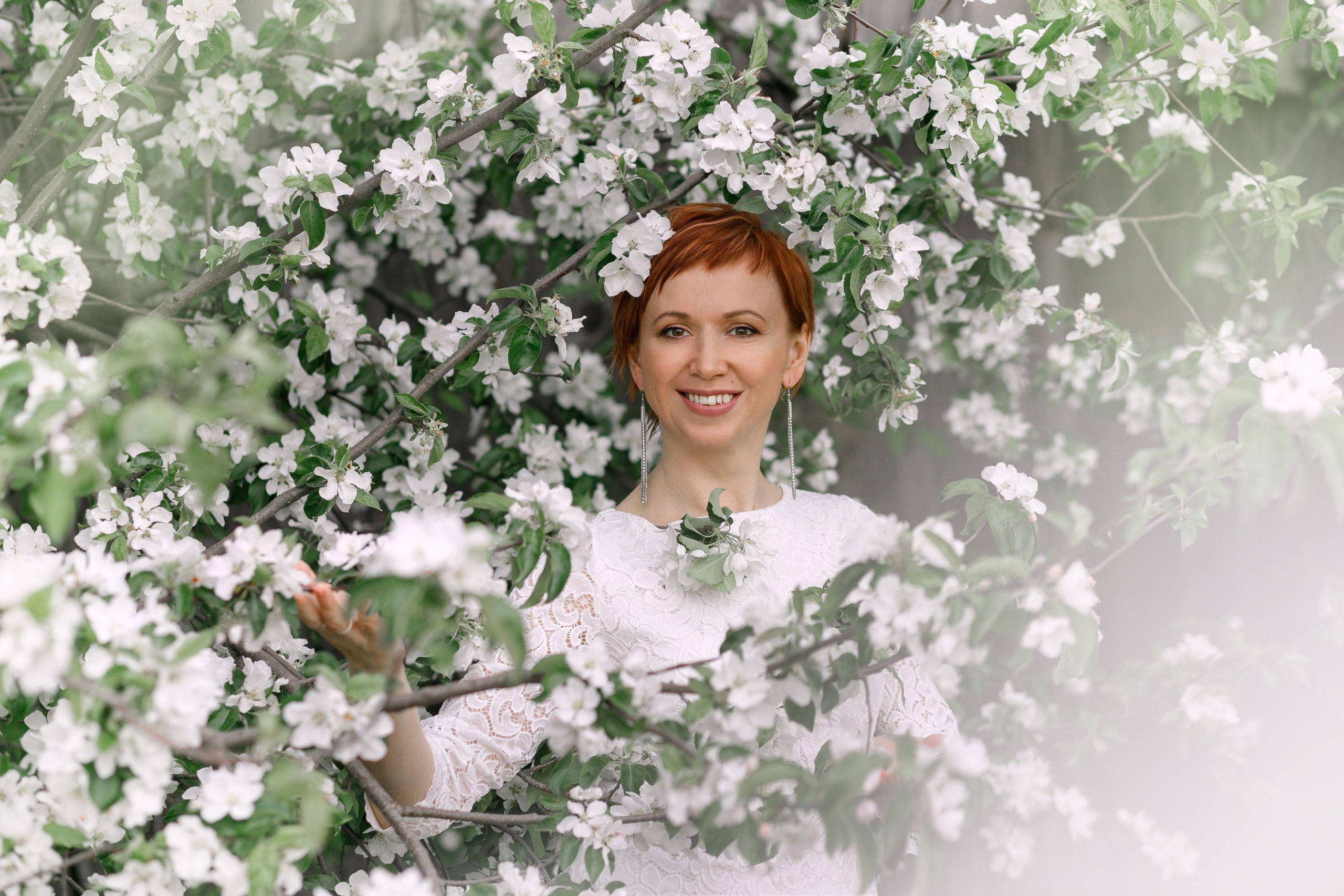 фотосессия в яблонях девушка в белом платье 