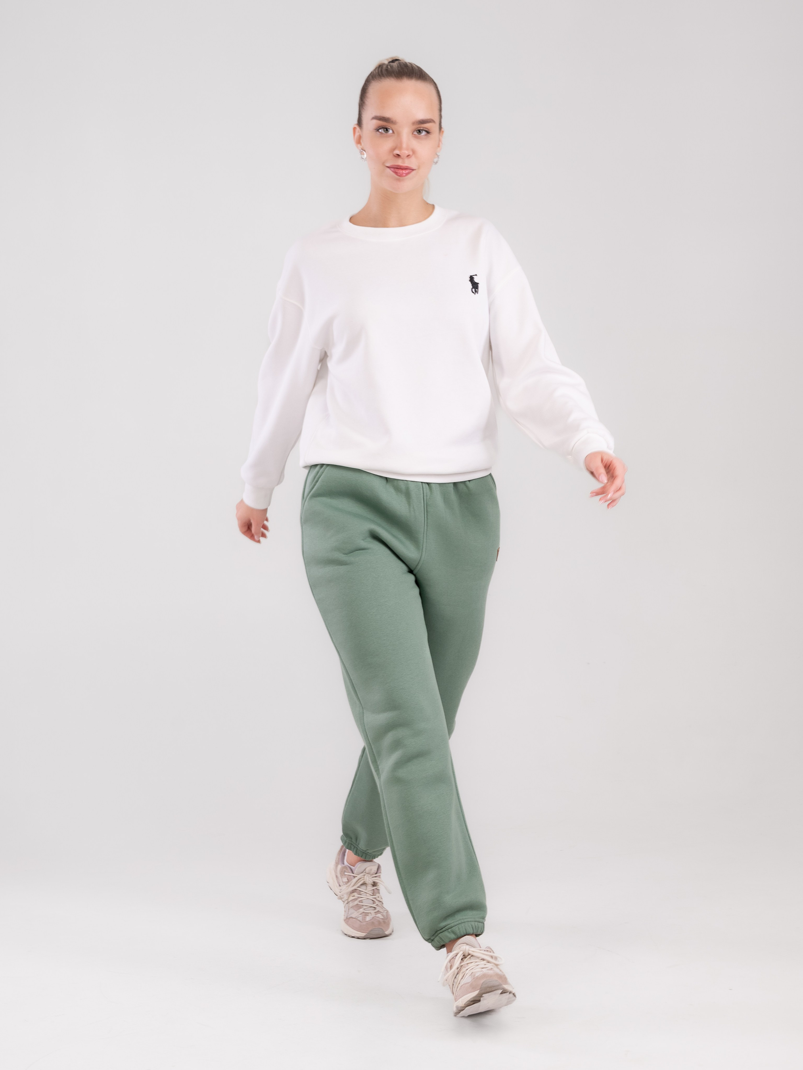 Спортивные костюмы и брюки с большой палитрой цветов!. Предметный фотограф, фото для маркетплейсов Пятигорск, КМВ