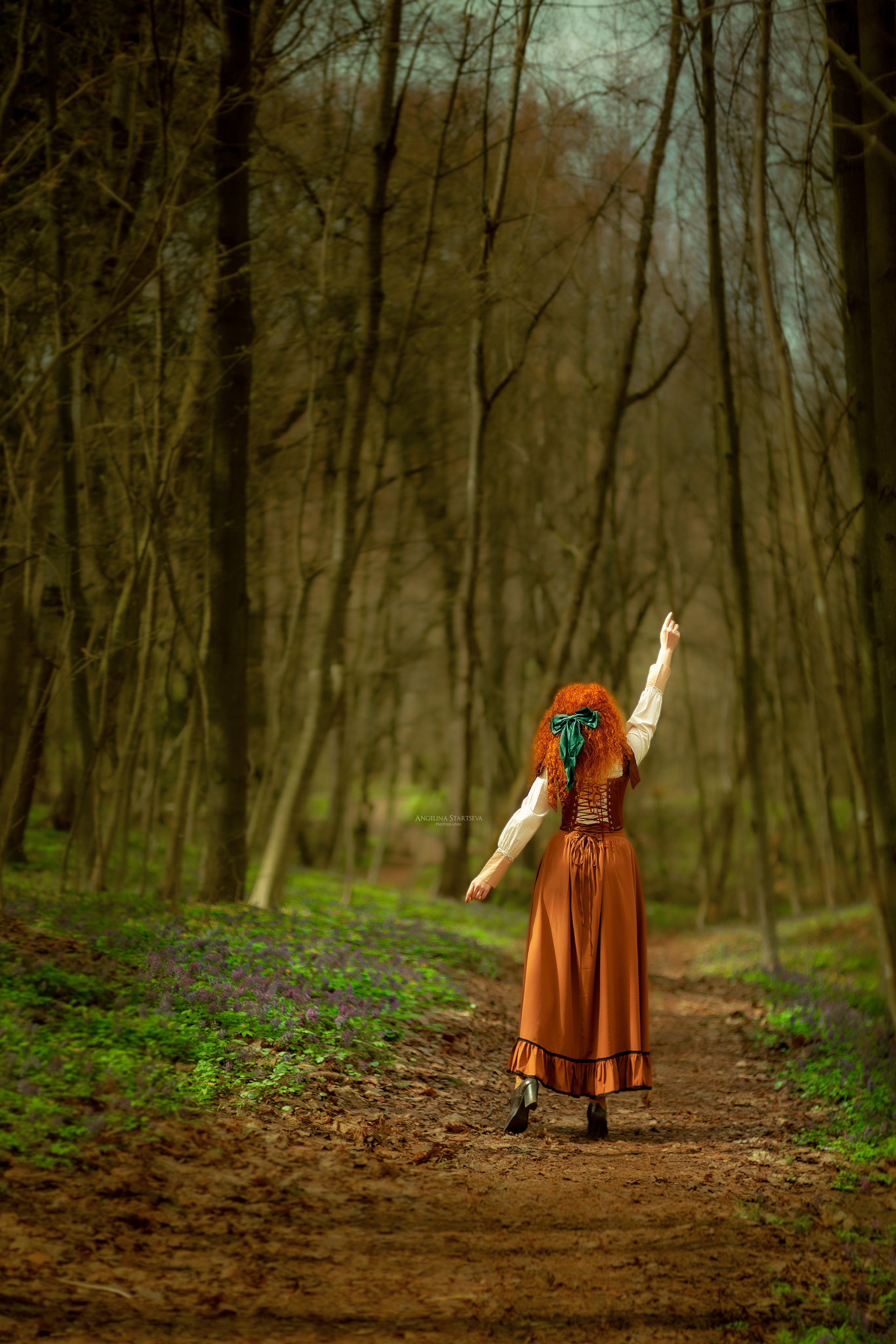 девушка тянется к небу, кадр сзади