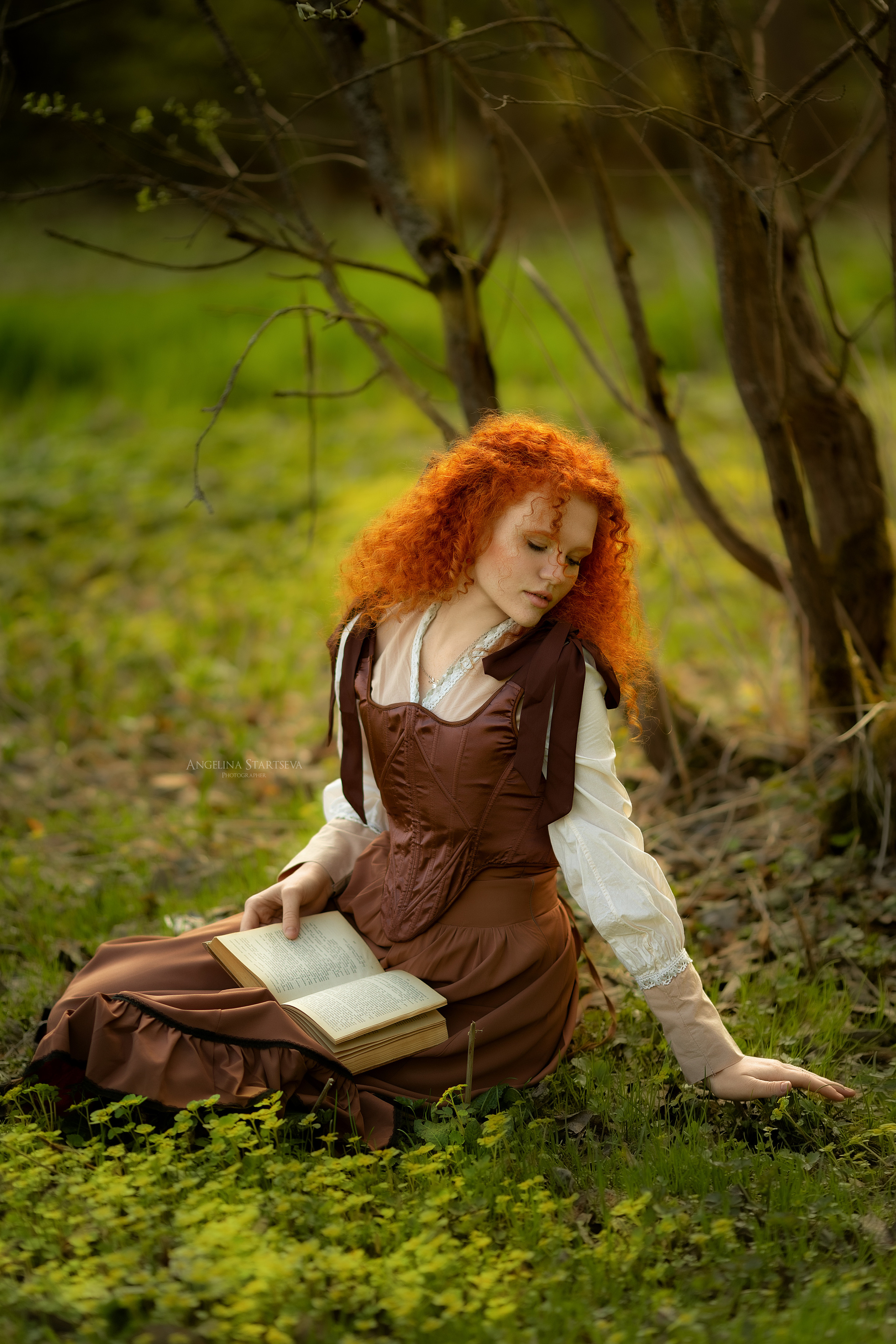 рыжая девушка сидит под деревом, фотограф Ангелина Старцева