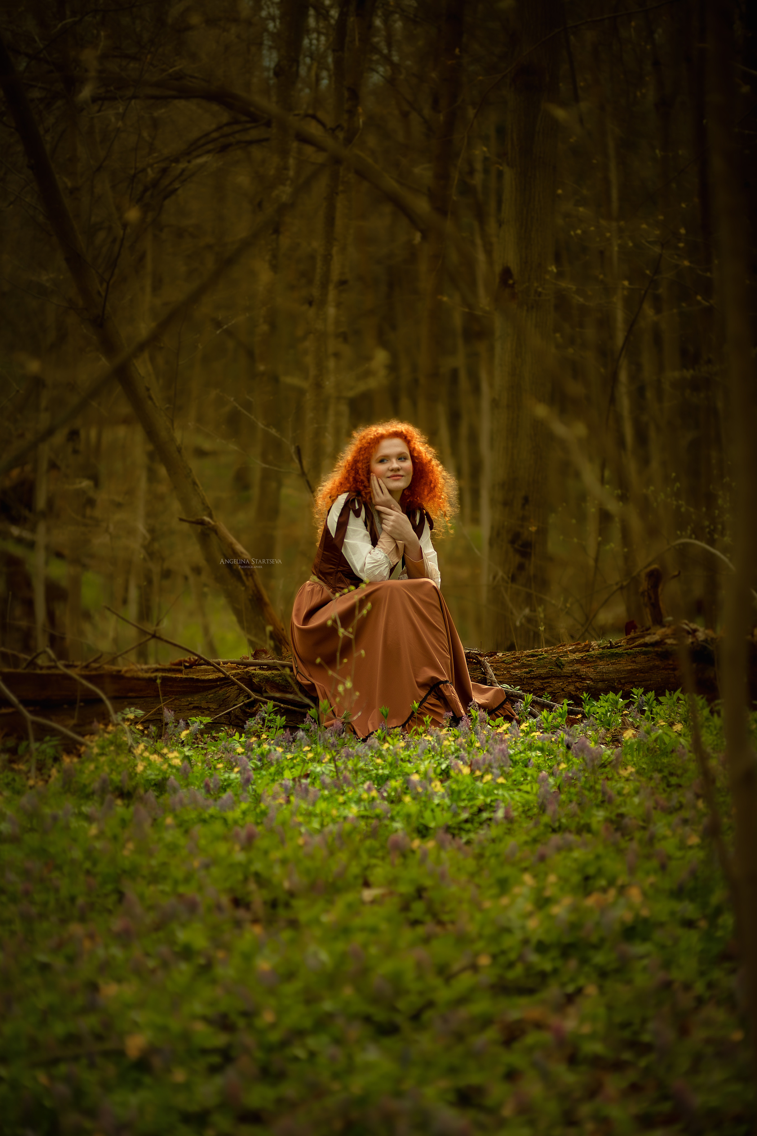 девушка сидит в лесу 
