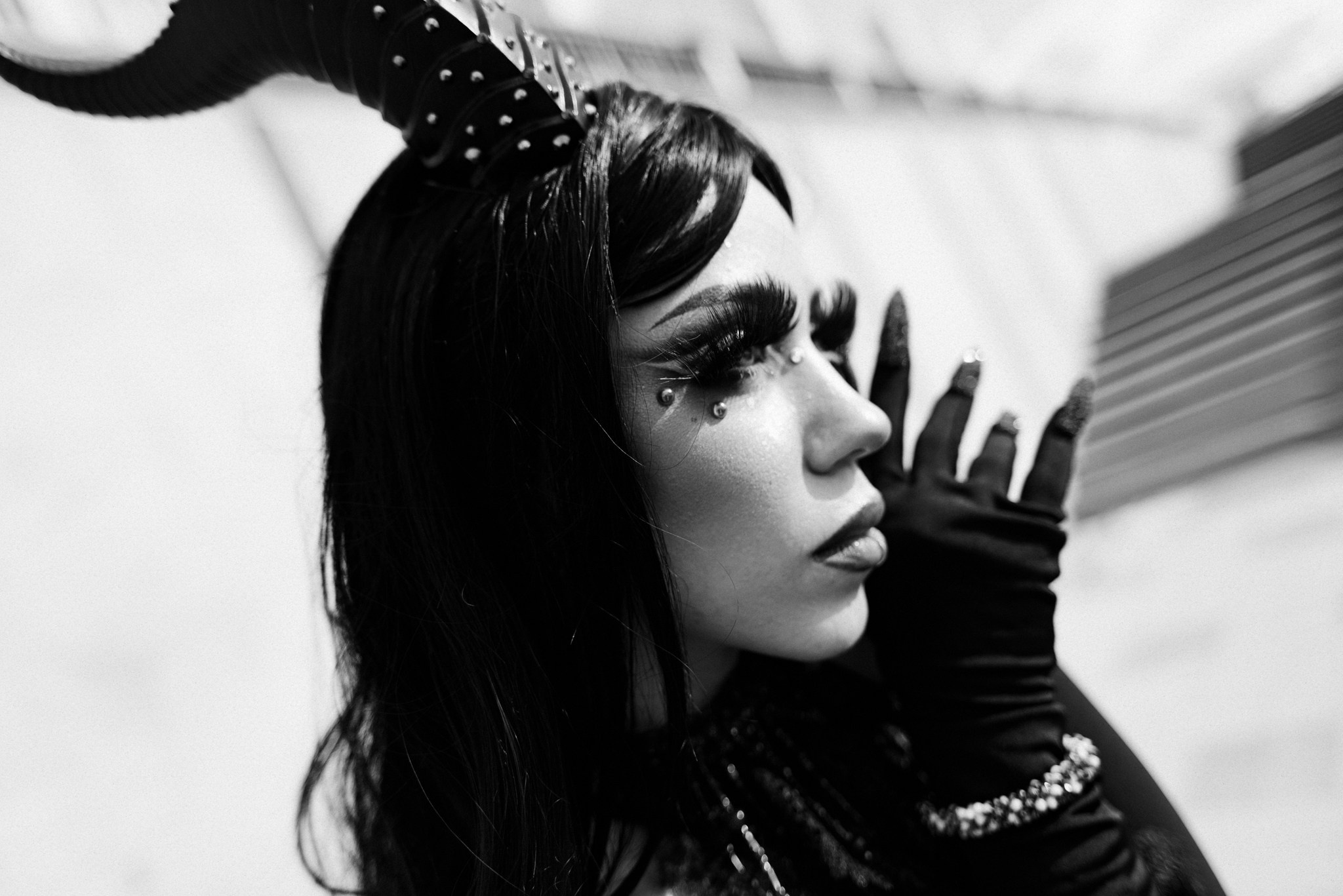 Художественная фотосессия в стиле темного фэнтези, Тюмень. Образ демона Саймары на фоне индустриальной архитектуры