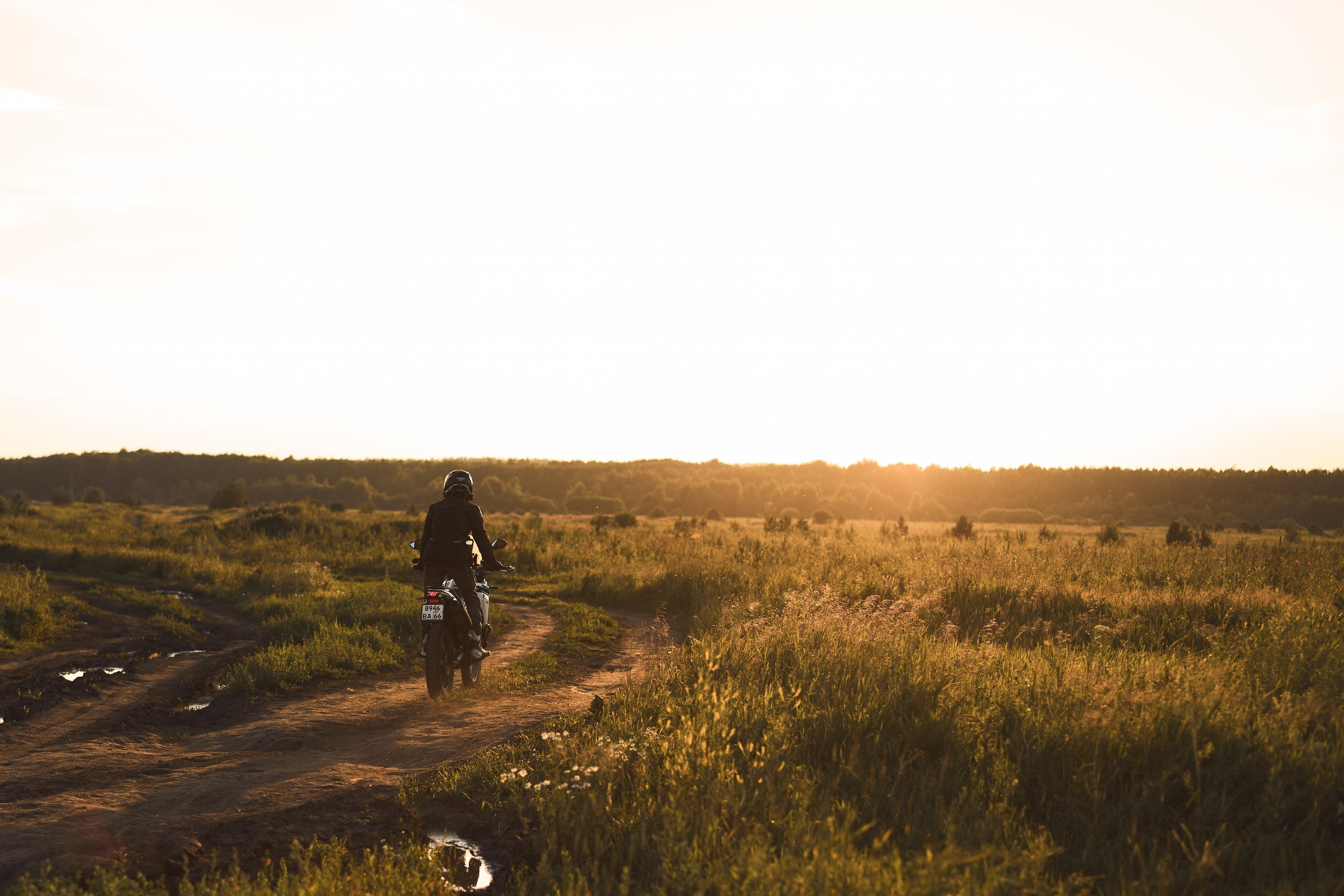 Фотосессия с мотоциклом на закате в поле. Фотограф Екатеринбург Кокшарова Александра