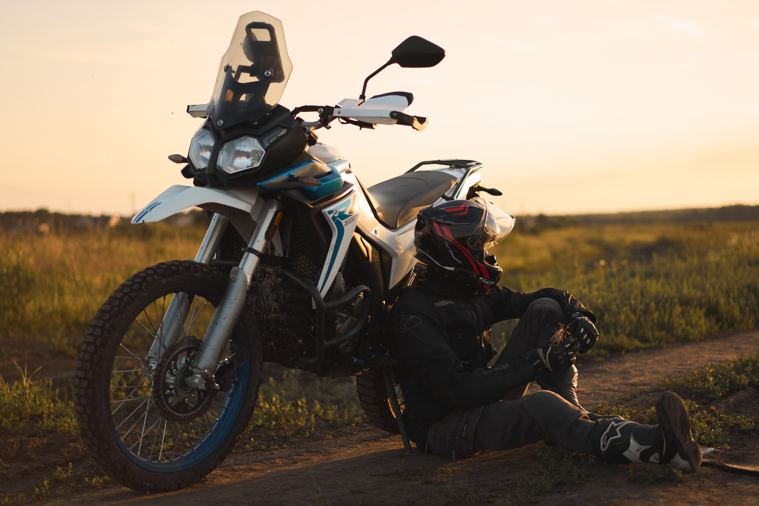 Съемка на закате с мотоциклом в поле. Фотограф Екатеринбург Кокшарова Александра