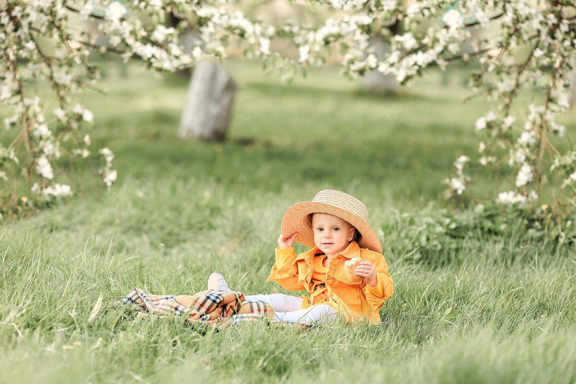 Прогулка в яблоневом саду. Семейный фотограф в Пензе Мария Левина