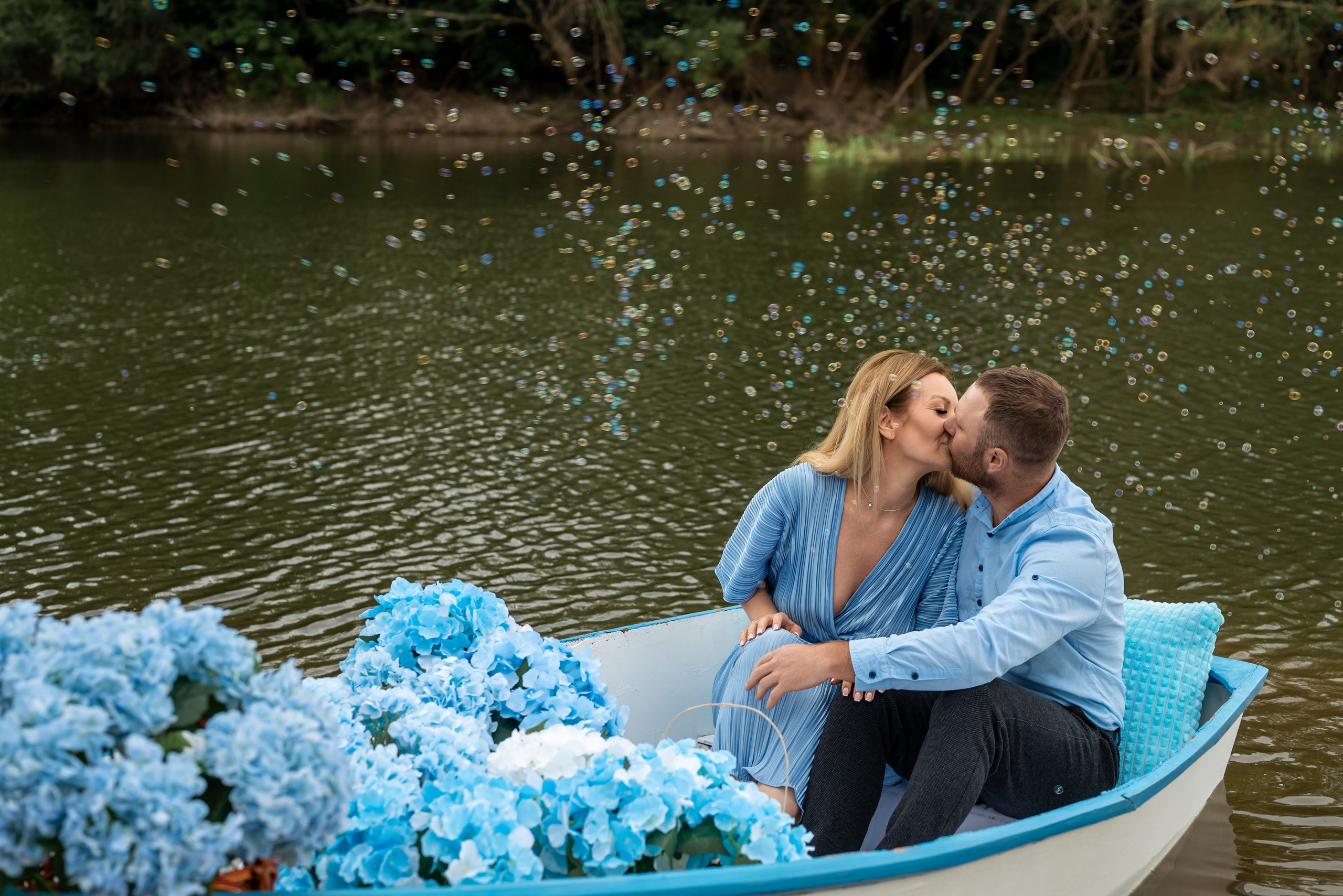 Фотопроект на лодке с голубыми гортензиями. Фотограф в городе Салават
