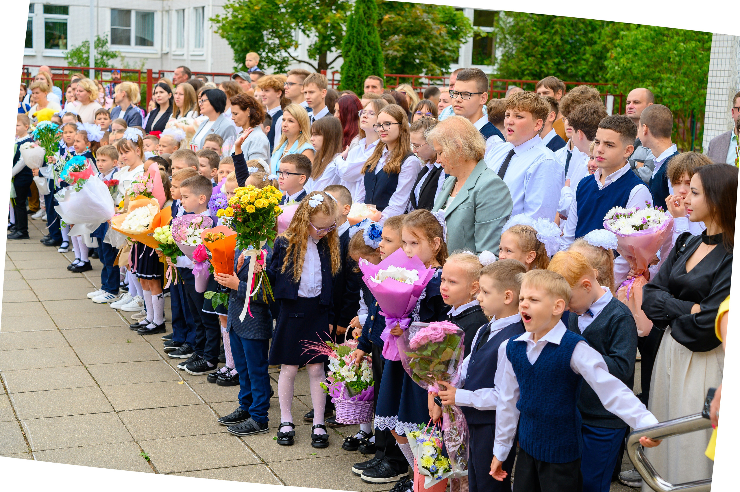 Вот звучит первый звонок, перед этим долгое приготовление к новому этапу в жизни, Яромир идет в школу. Фотоуслуги, услуги фотографа, фотографирование важных событий