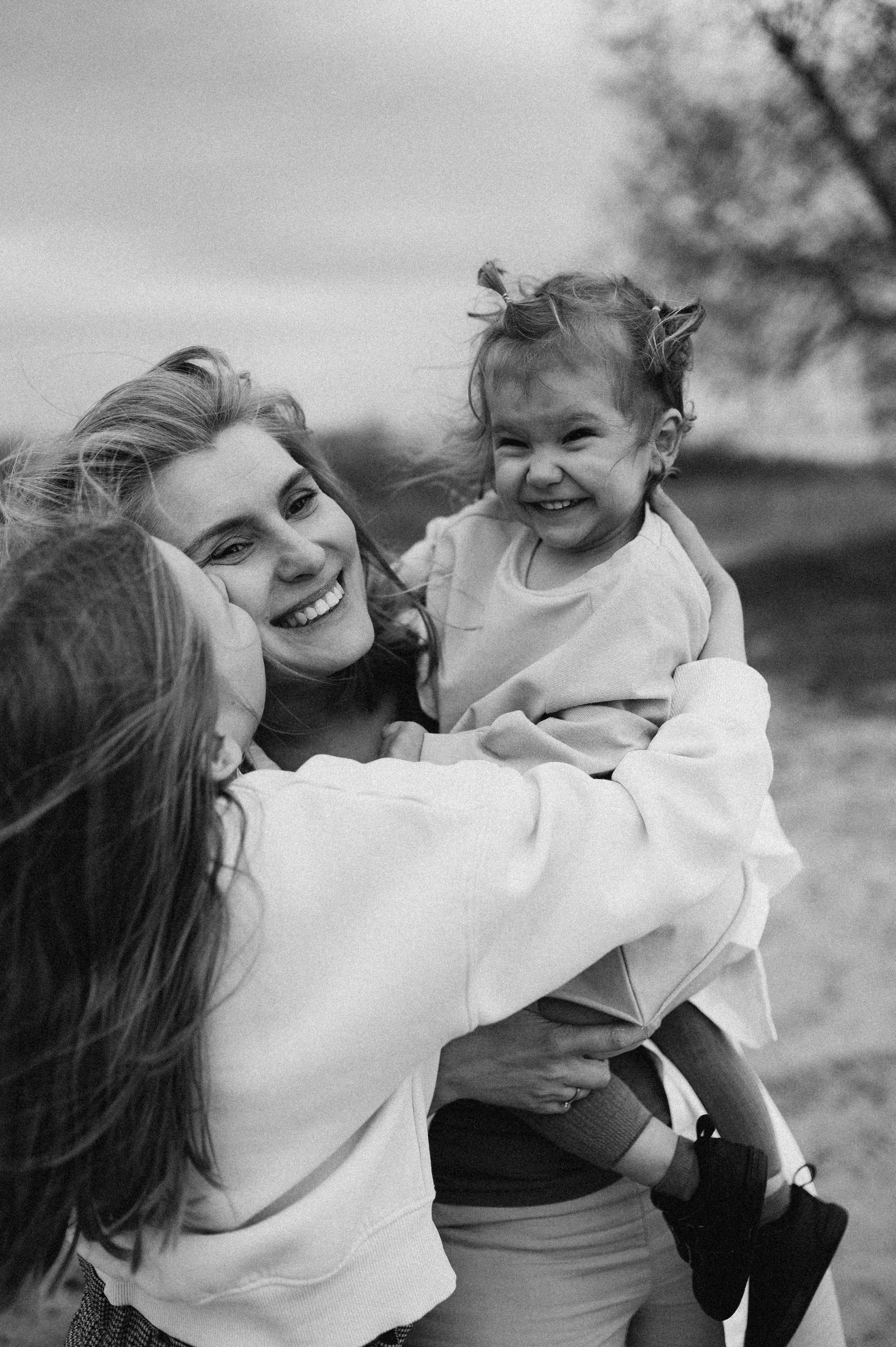 Прогулочная фотосессия семьи на берегу обского моря. Семейный фотограф в Новосибирске Женя Индрикова