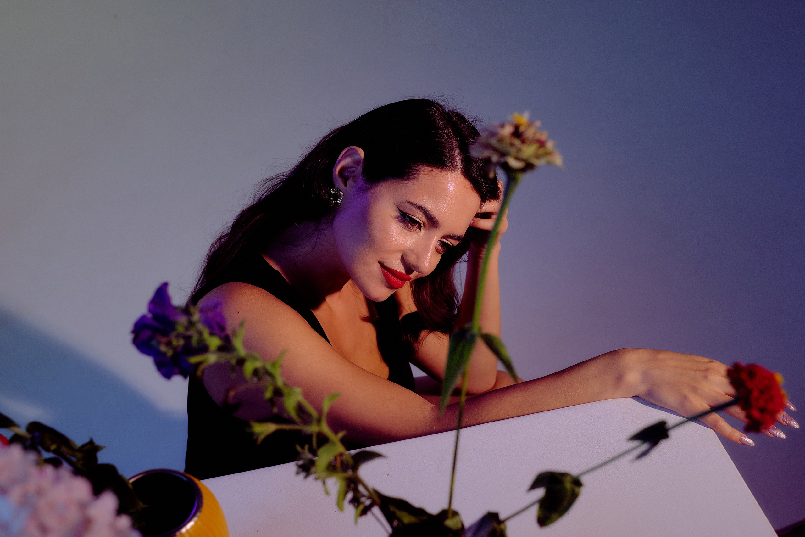 Индивидуальная съёмка в Твери, портреты я цветным светом, атмосферно, рефы с цветным светом