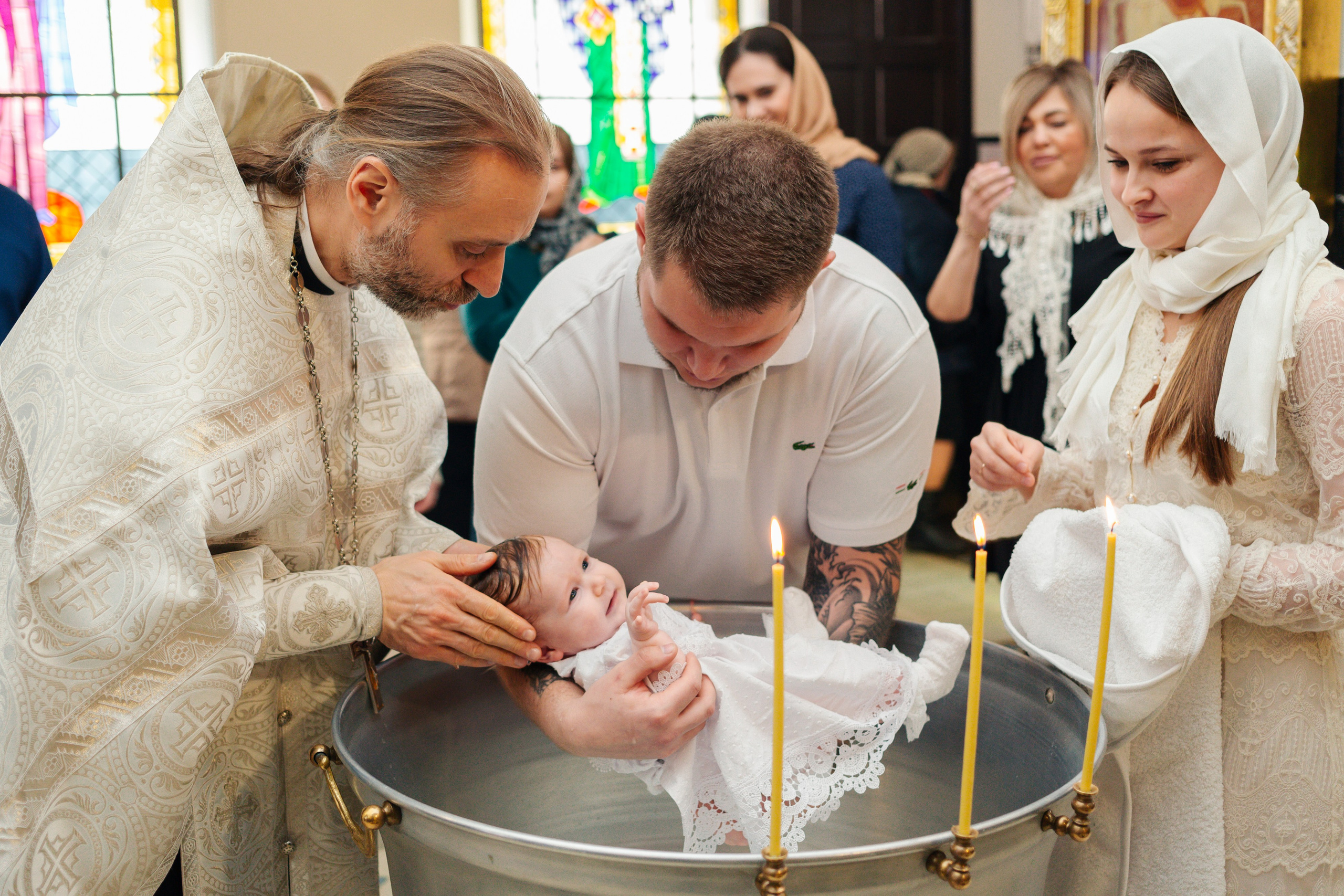 Сравнение критериев: в каком храме лучше крестить ребенка — атмосфера, расположение, правила, Современная крестильная купель для полного погружения. На что обратить внимание при выборе храма, Вместительный и светлый зал храма — ключевой фактор при выборе места для крещения с большим числом гостей, купель в храме Невского района Санкт-Петербурга