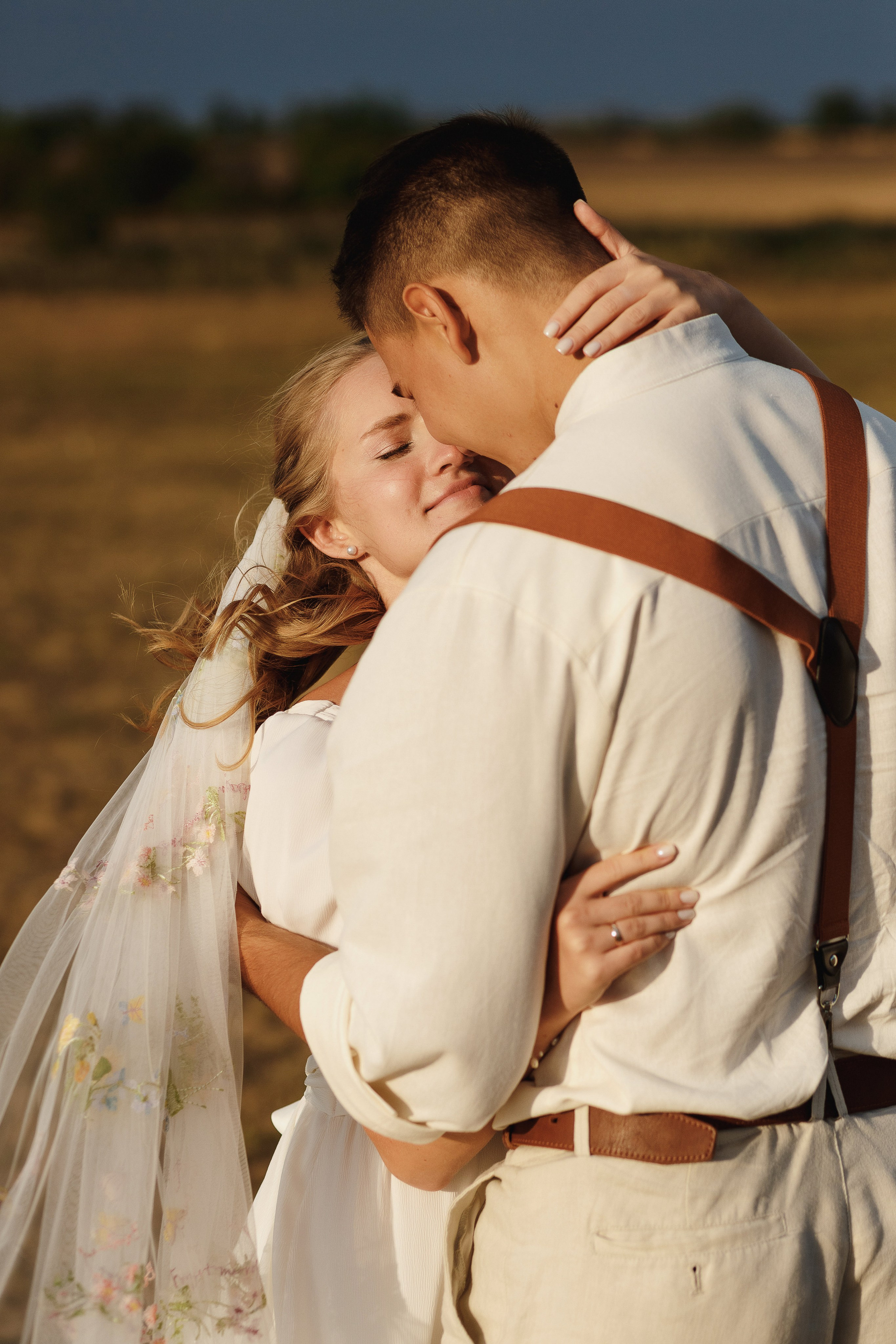 Трогательный момент между молодожёнами у свадебной арки — нежность в объективе, свадебный фотограф Таганрог.