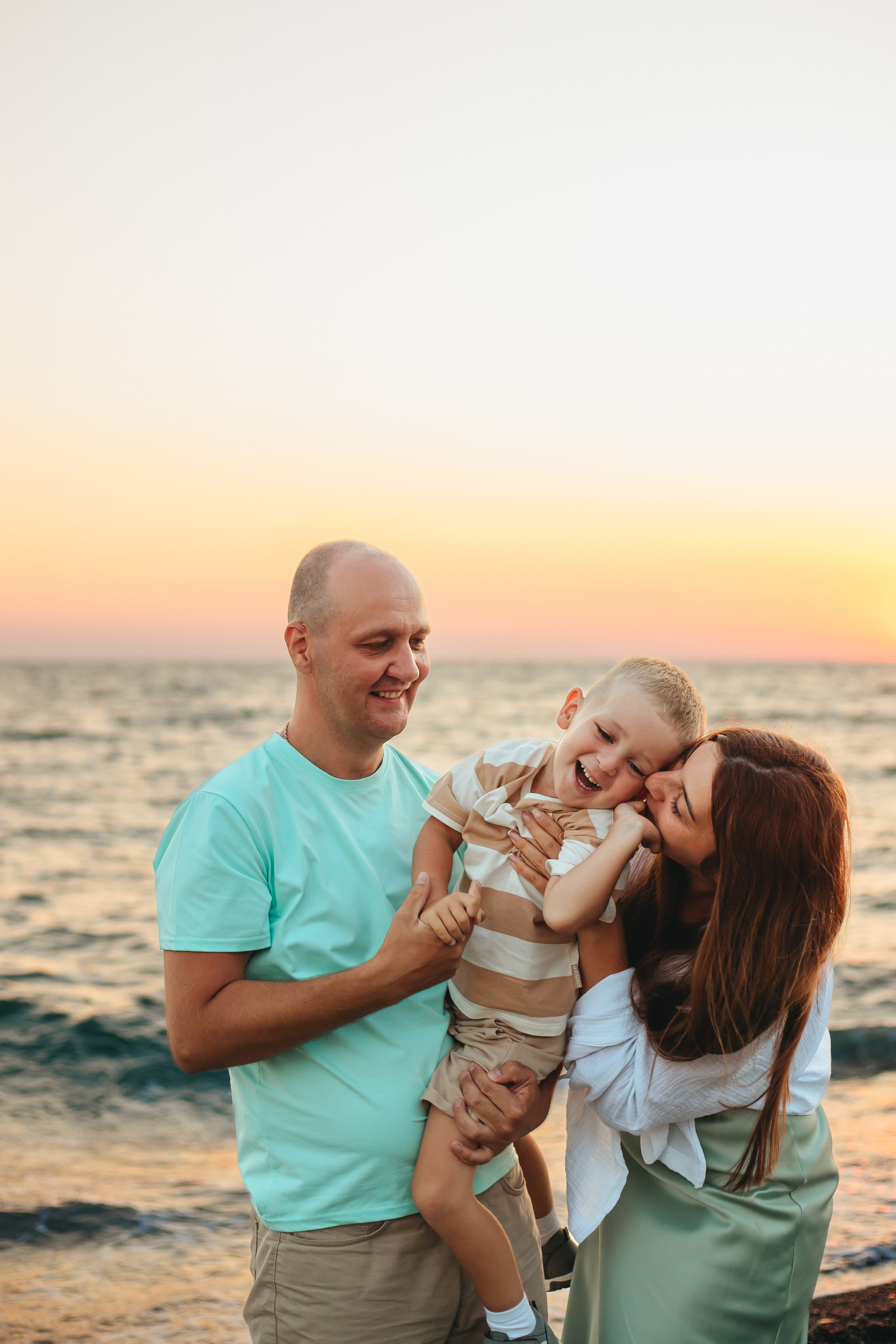 На берегу моря. Семейный и свадебный фотограф Сочи Адлер Сириус Красная поляна