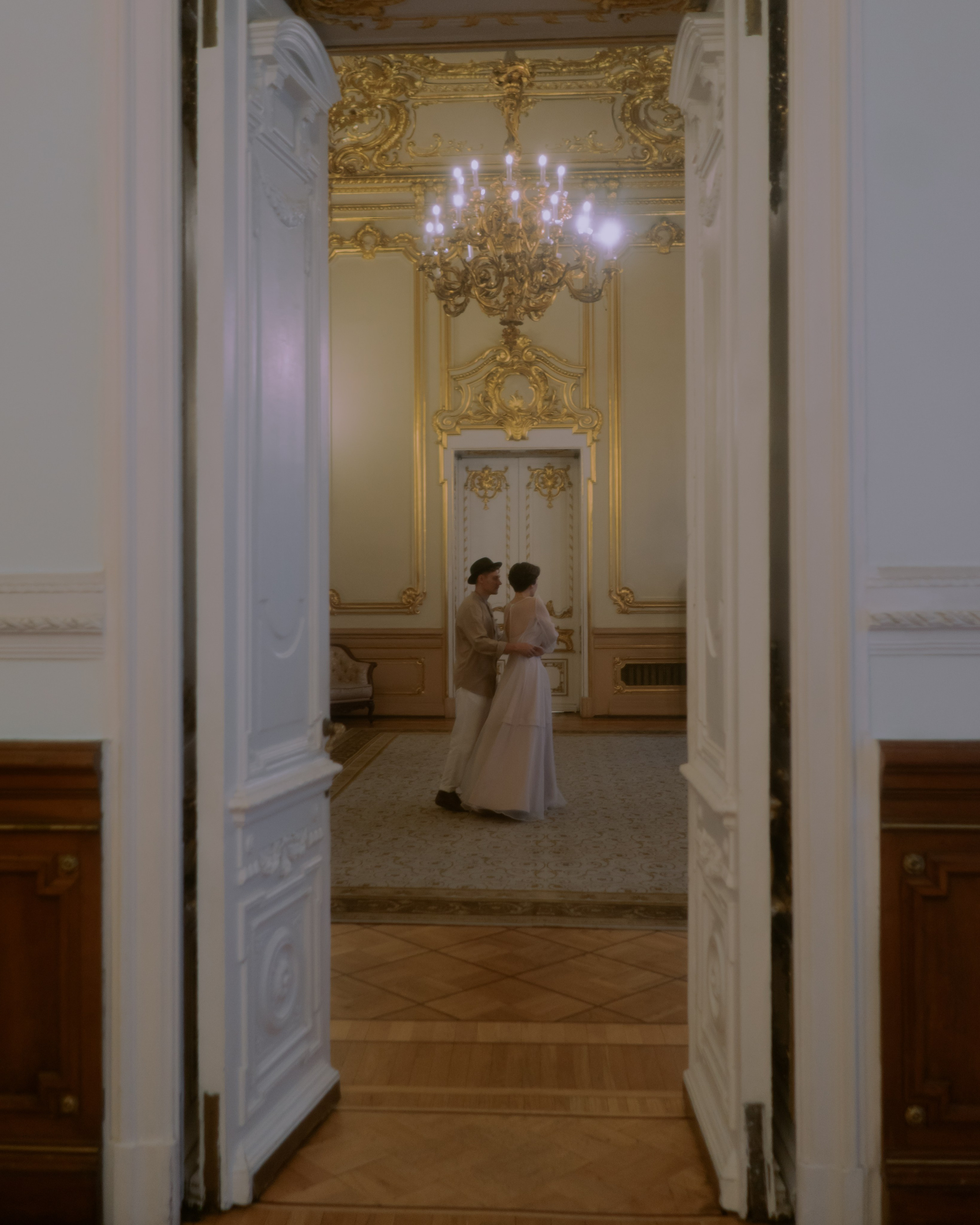 кинематографичные кадры свадьбы во Дворце бракосочетания на Английской набережной