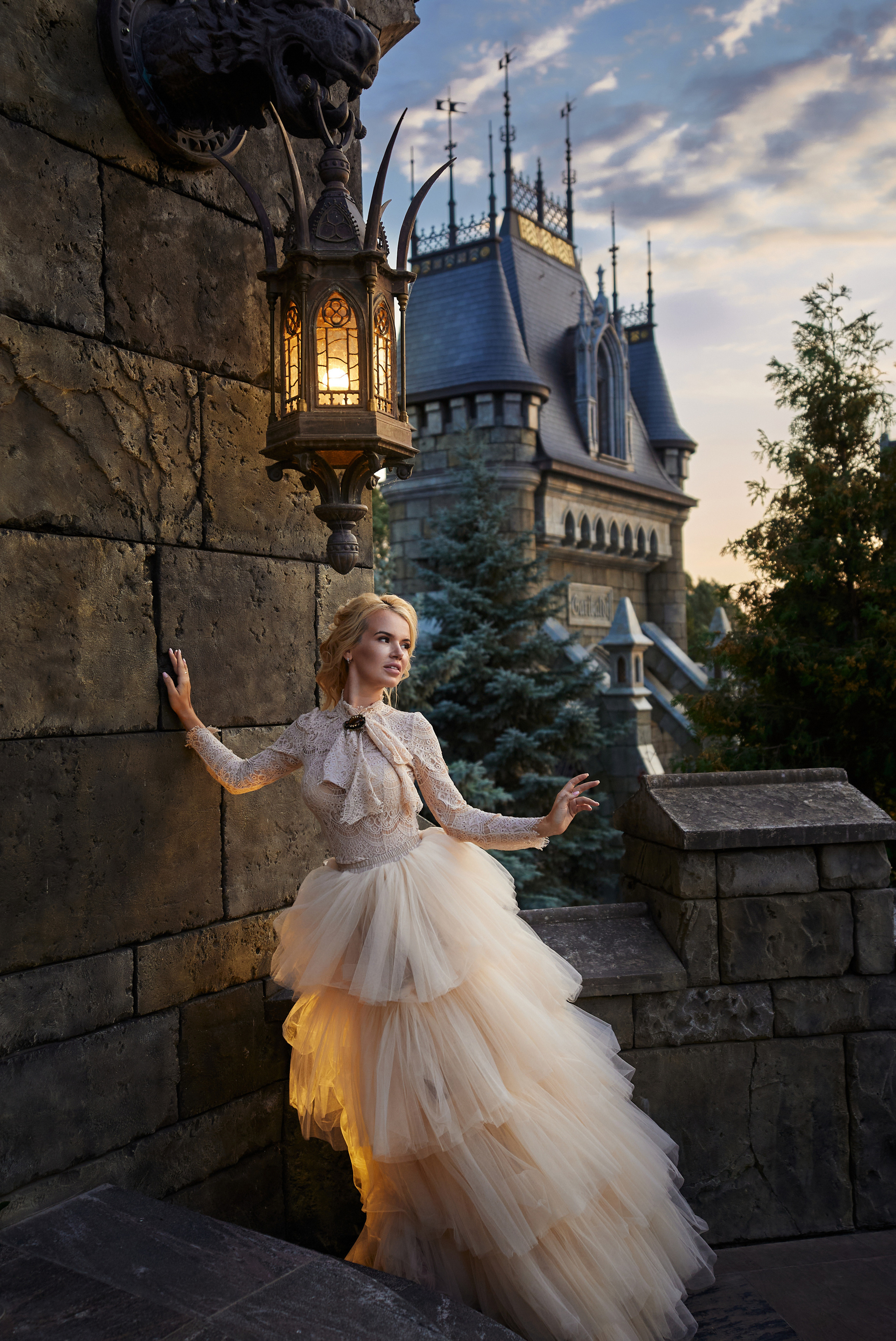 “Романтический портрет в замке Гарибальди – модель в свадебном образе на фоне исторического фасада.”