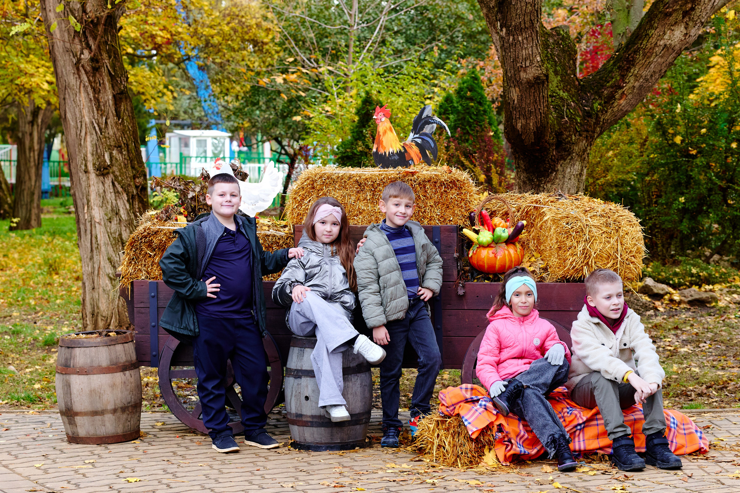 Прогулка в парке классом. Фотограф Выпускные альбомы Таганрог Сергей Коробченко