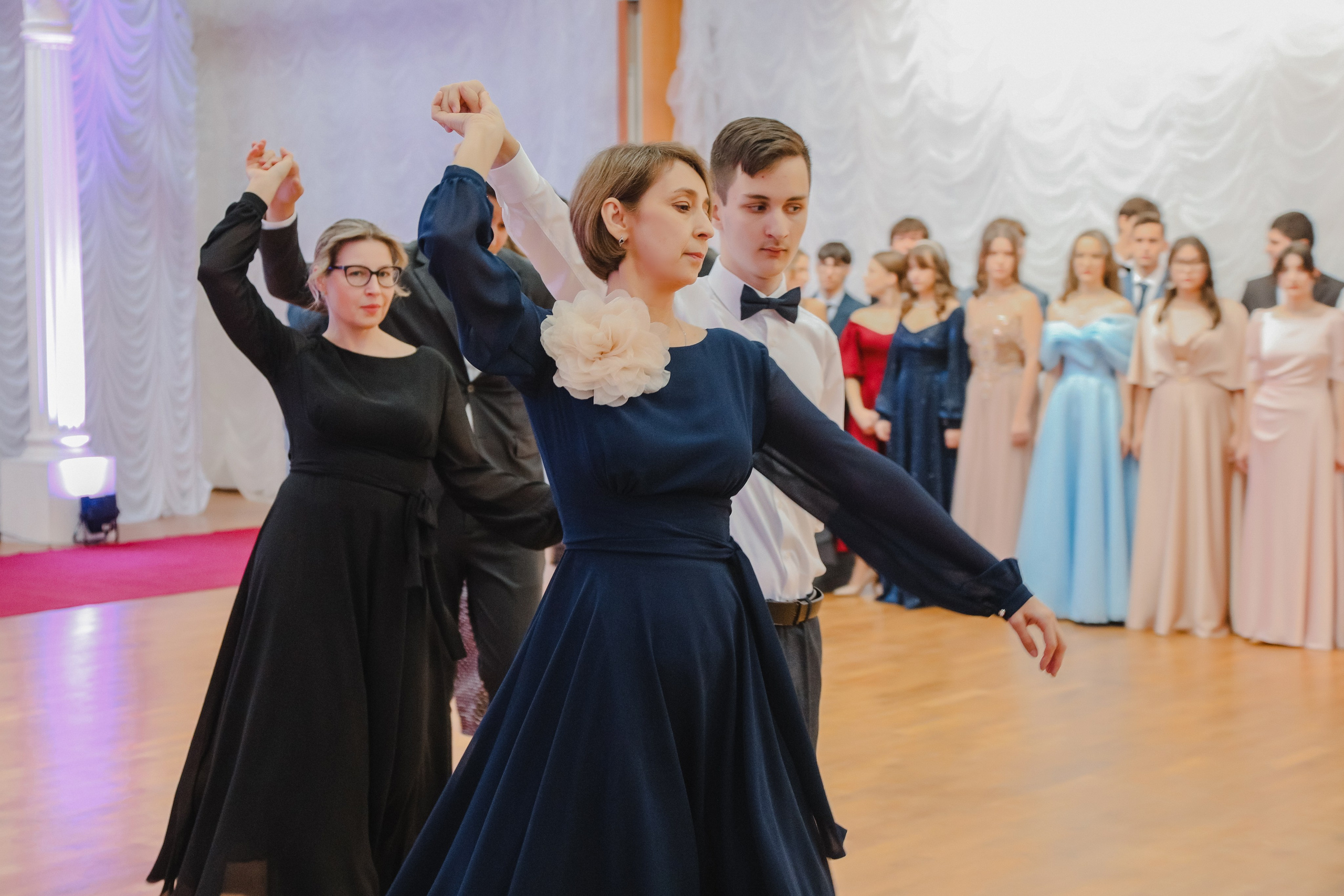 Бал гимназистов 2024. Роман Урумбаев фотограф Нижневартовск
