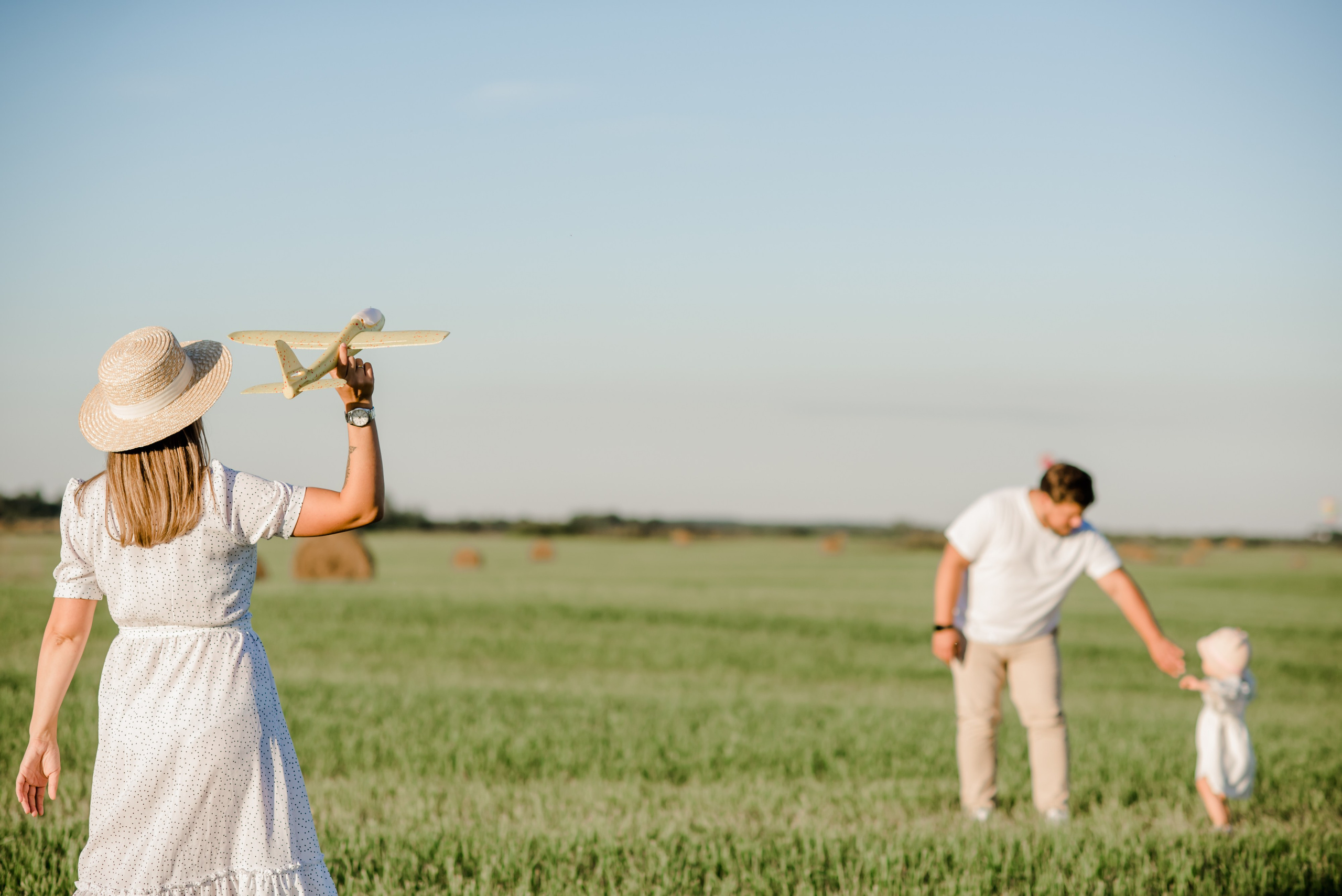 Семья в поле. Свадебный и семейный фотограф Евгения Кононова